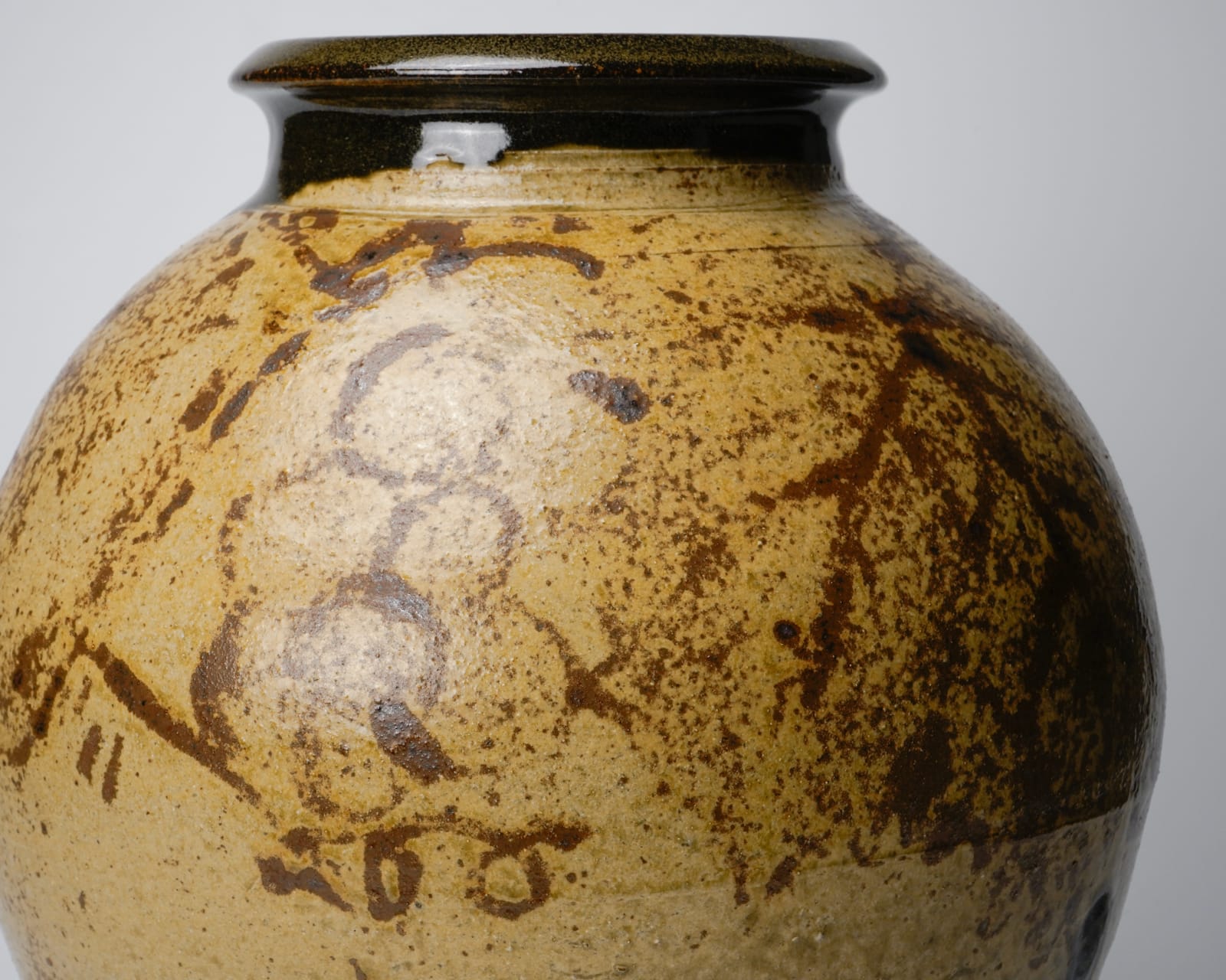 Murata Gen 村田 元, Ash Glazed Iron Jar with Grape Drawing 灰釉葡萄文壺