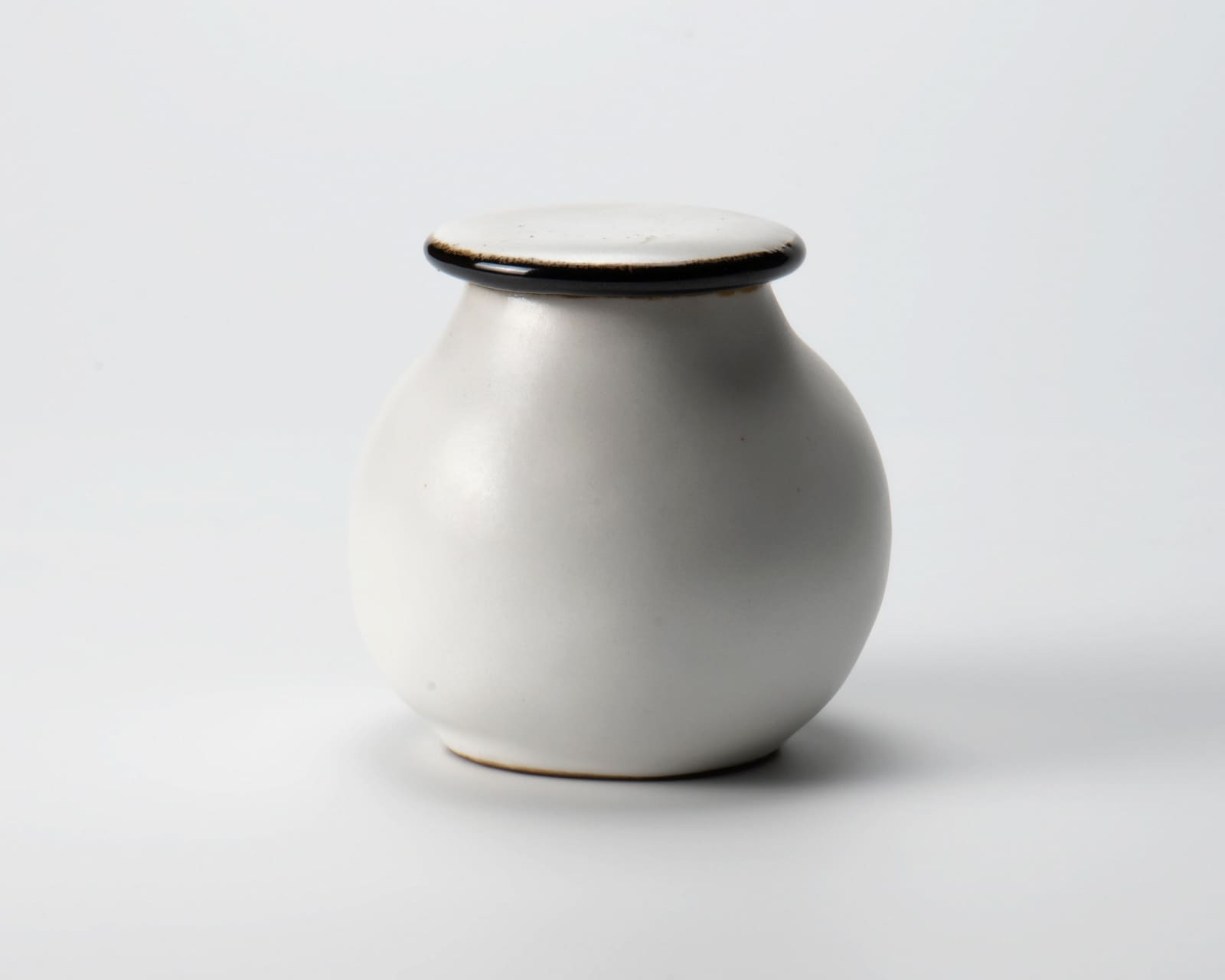 Yanagihara Mutsuo 柳原睦夫, "Eggplant" tea caddy with white glaze 白釉蓋器, 2010-2013