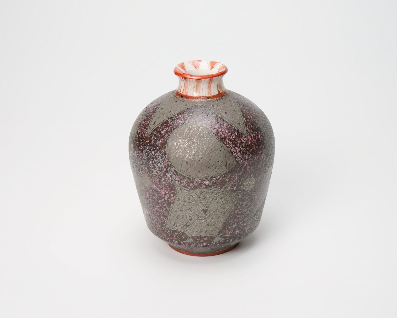 Maeda Masahiro 前田正博, Sake bottle with polychrome enamel (Iro-e) glaze and owl design, Set of 3 色絵金銀彩徳利