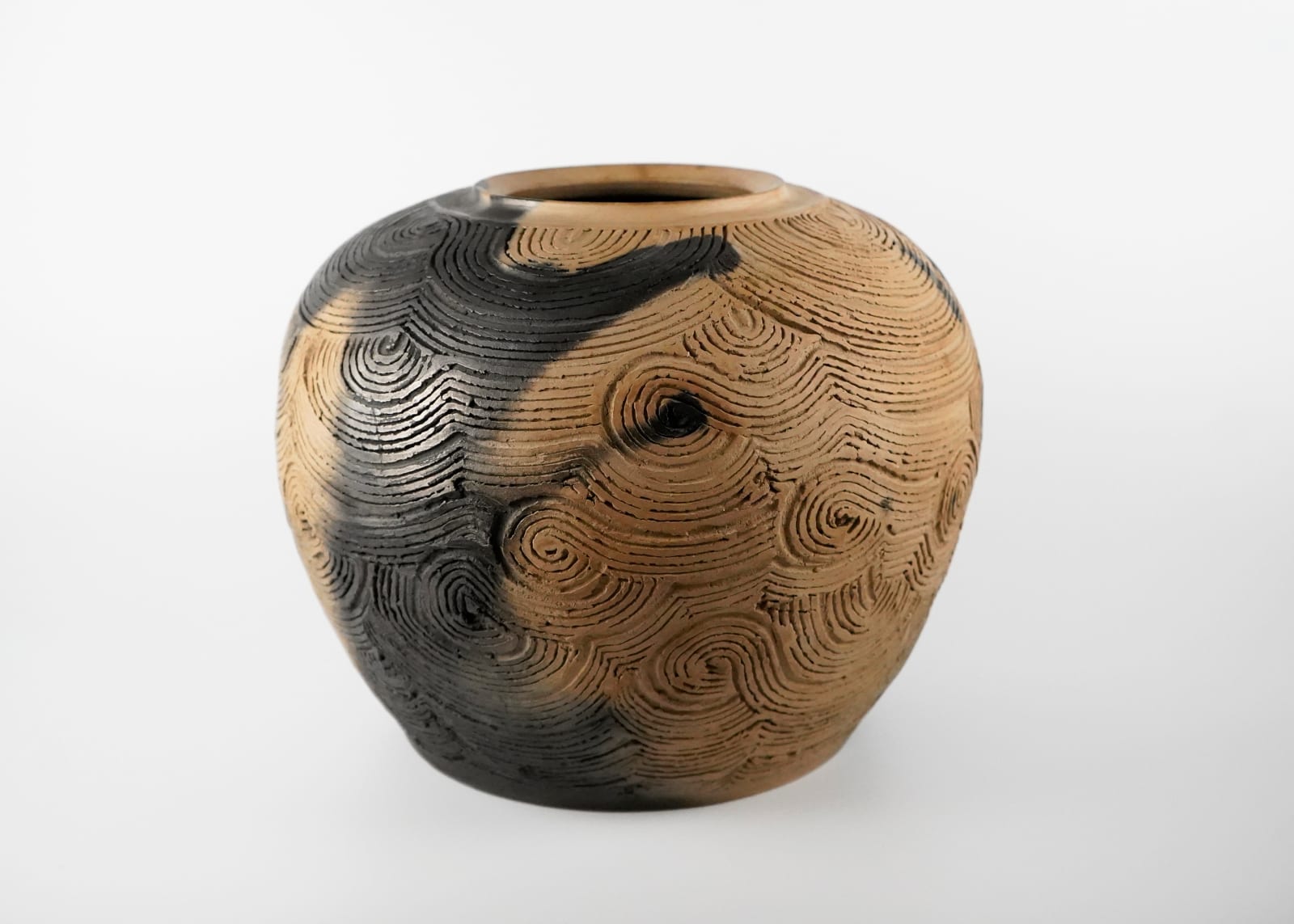 Sakata Jinnai 坂田 甚内, Jar with smoke and incised decorated wave patterns 黒陶波状文壺