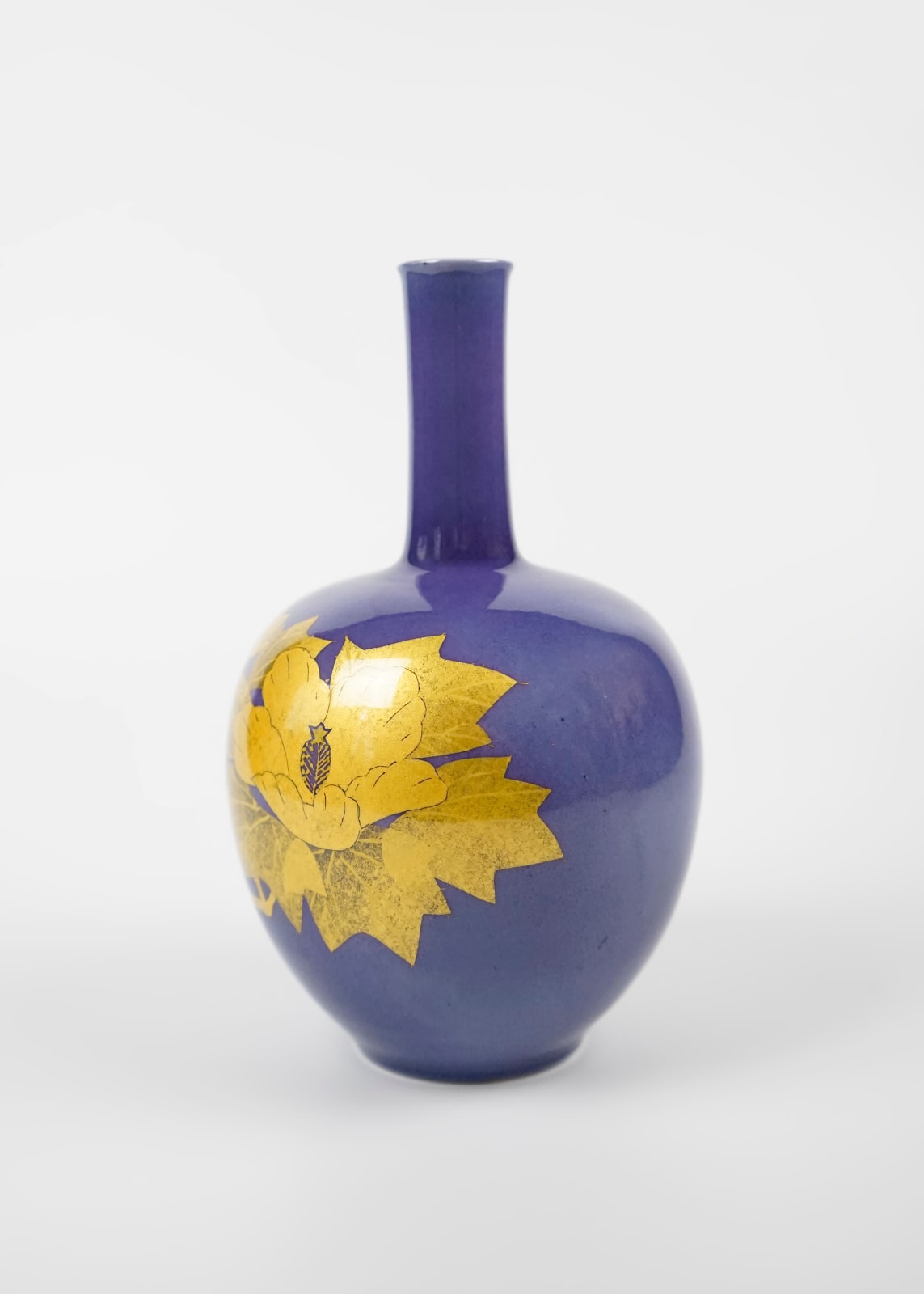 Yoshita Minori 吉田美統, Vase with Yurikinasai Decoration (Gold 