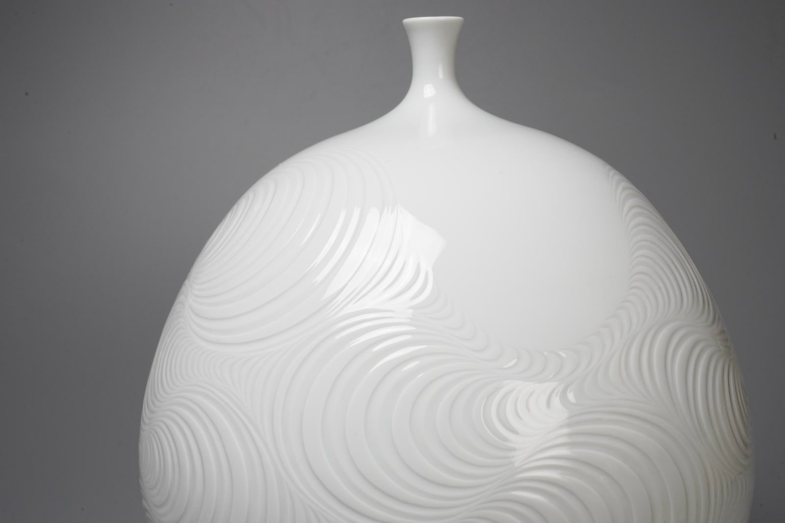 Shumei Fujii 藤井朱明, White Porcelain Jar with Carved Design 白磁潮彫壷