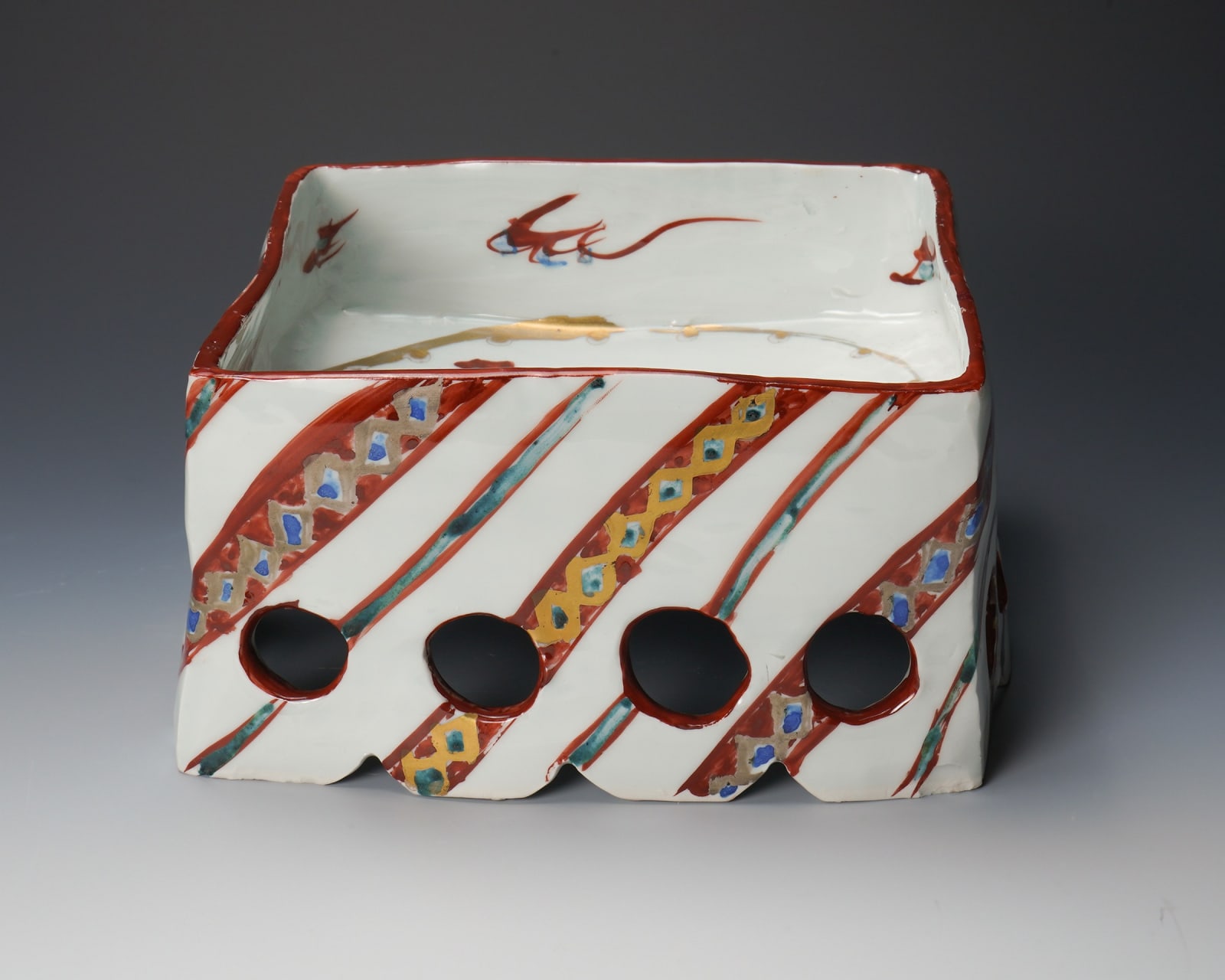 Tsuboshima Dohei 坪島 圡平, Square bowl with Aka-e (red overglaze enamel)