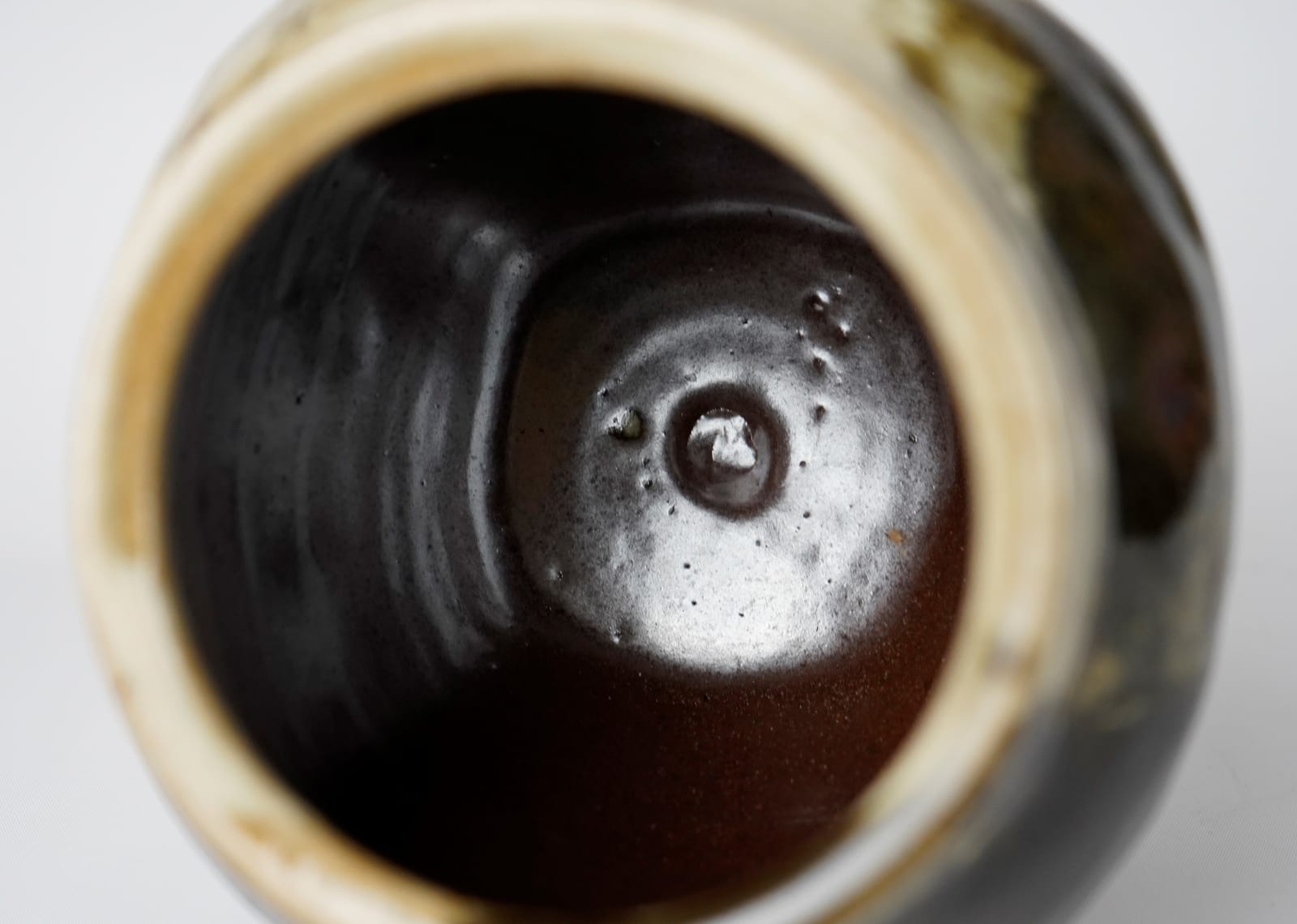 Murata Gen 村田 元, Faceted Jar, Black on Rice Husk Glaze 糠白釉黒文面取壺