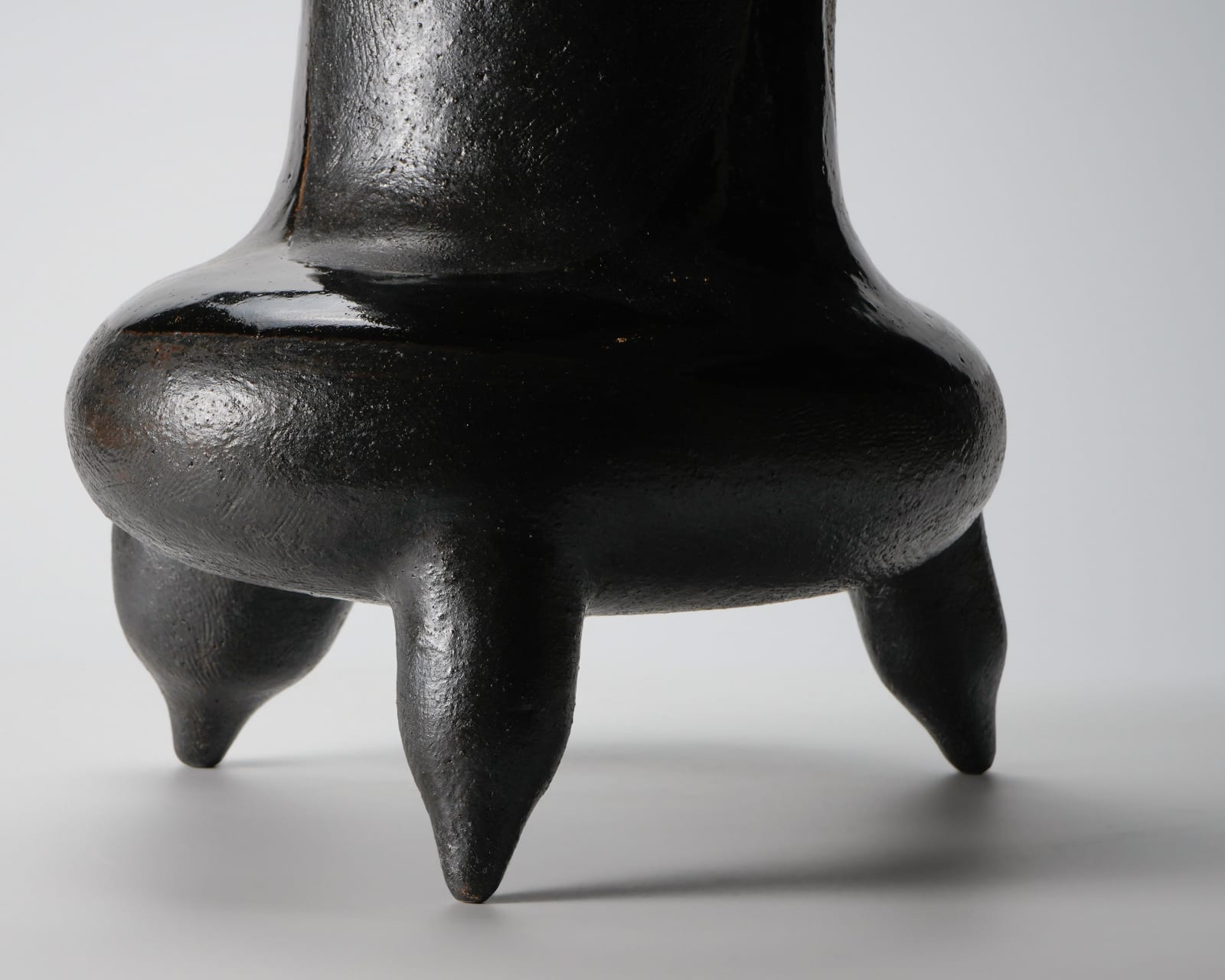 Yanagihara Mutsuo 柳原睦夫, Anthropomorphic three-legged vessel with black glaze 黒彩三脚壺, 2007