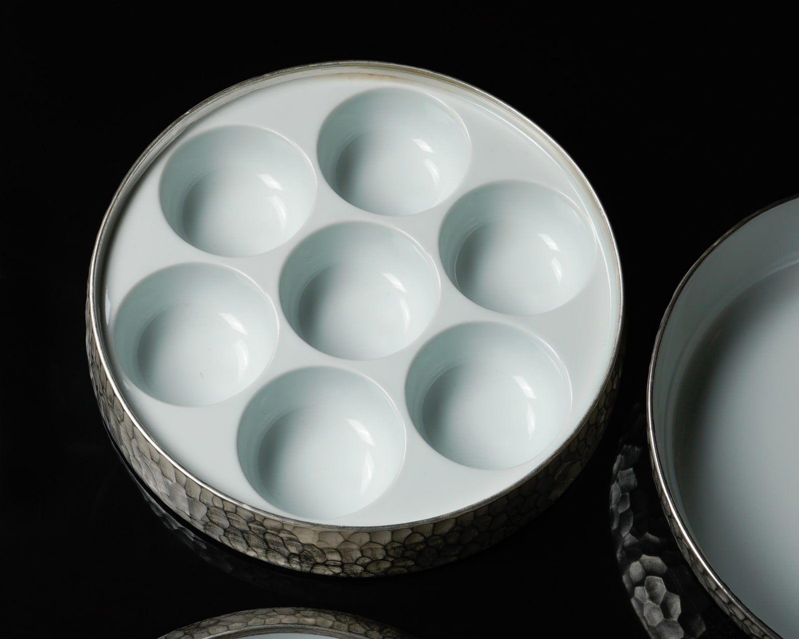 Terauchi Shinji 寺内信二, Five-tiered moon shaped bowl with silver and hammered texture finish 本銀彩槌目珠型五段重, 2024