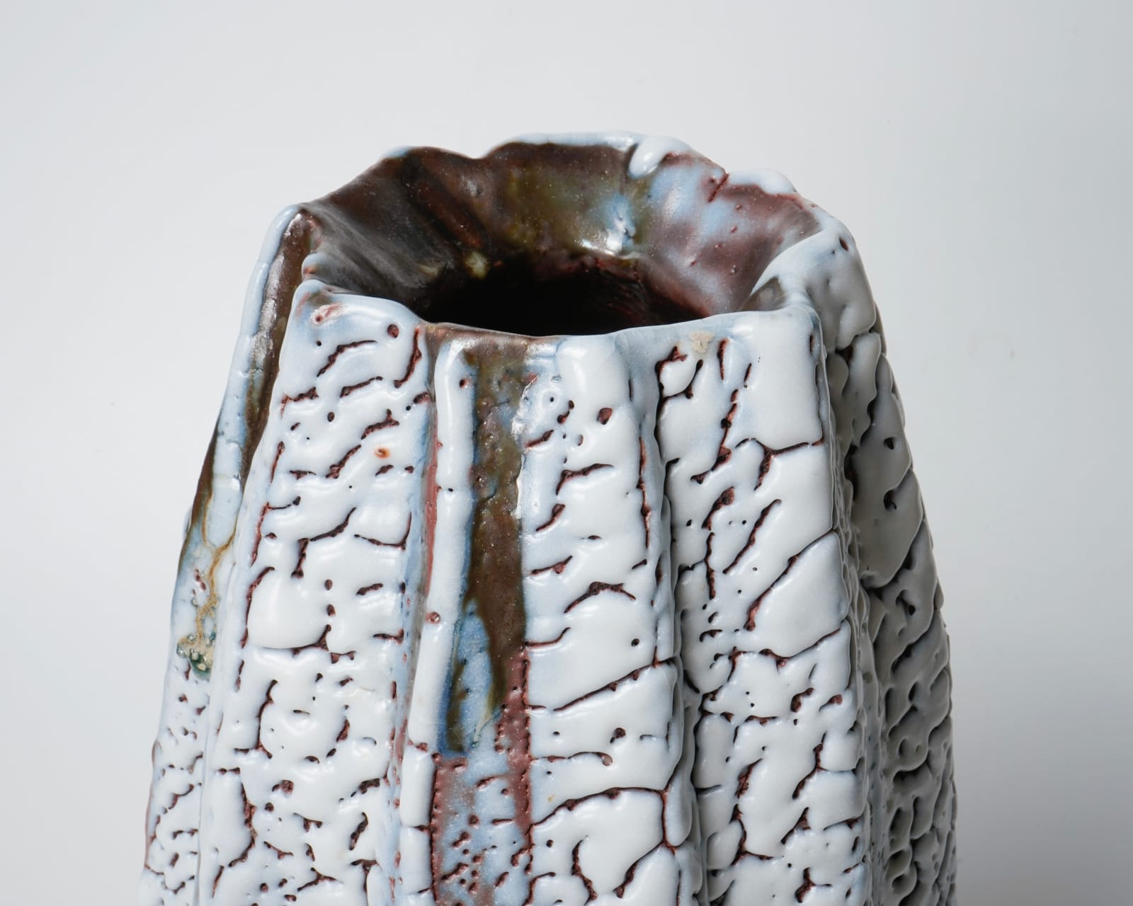 KATO Toyohisa 加藤土代久, Gray Shino Flower Vessel 鼠志野