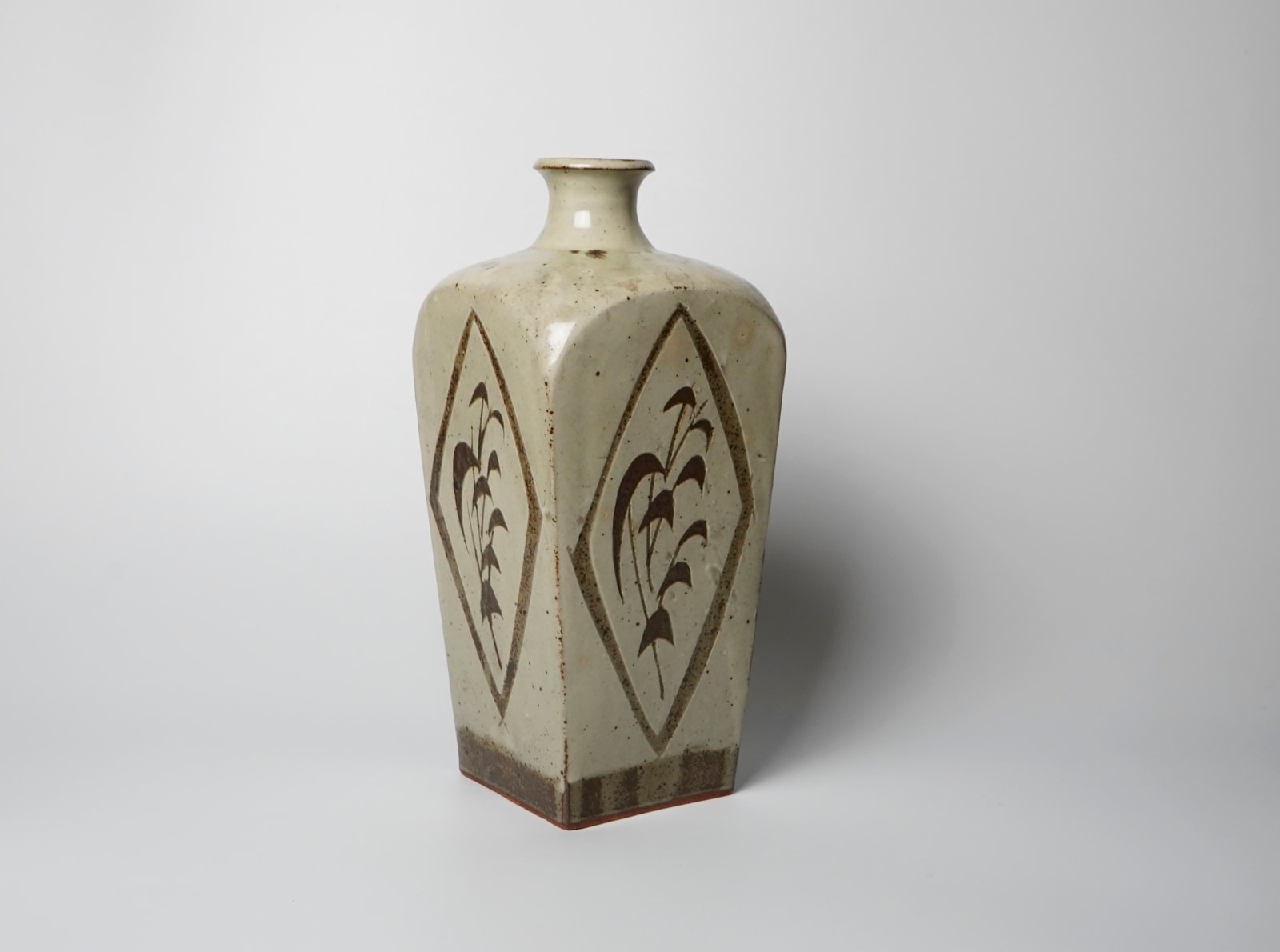 Shimaoka Tatsuzo 島岡達三, Jar with white slip and grass carvings