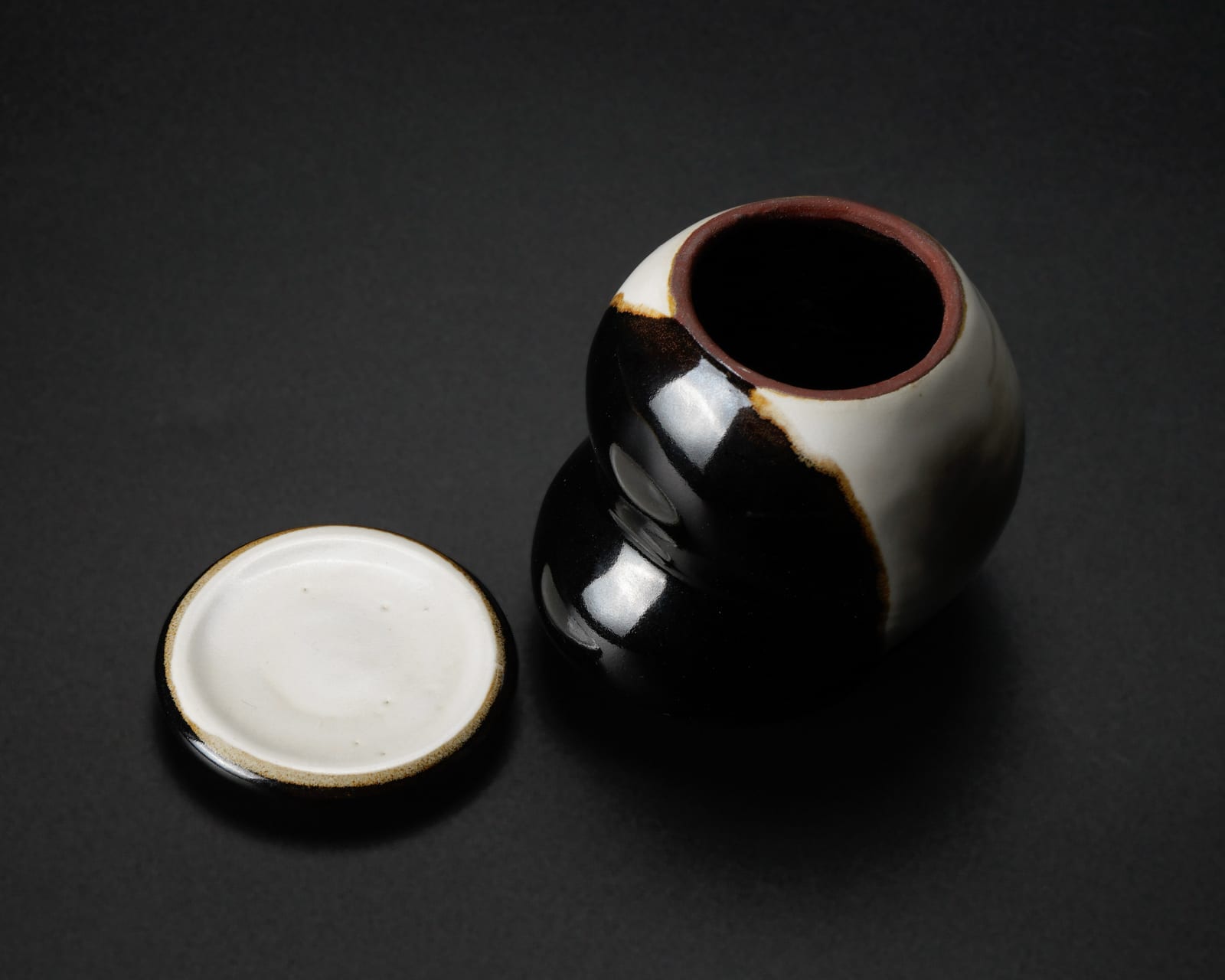 Yanagihara Mutsuo 柳原睦夫, "Eggplant" (tea caddy with white glaze) 白釉蓋器, 2010-2013
