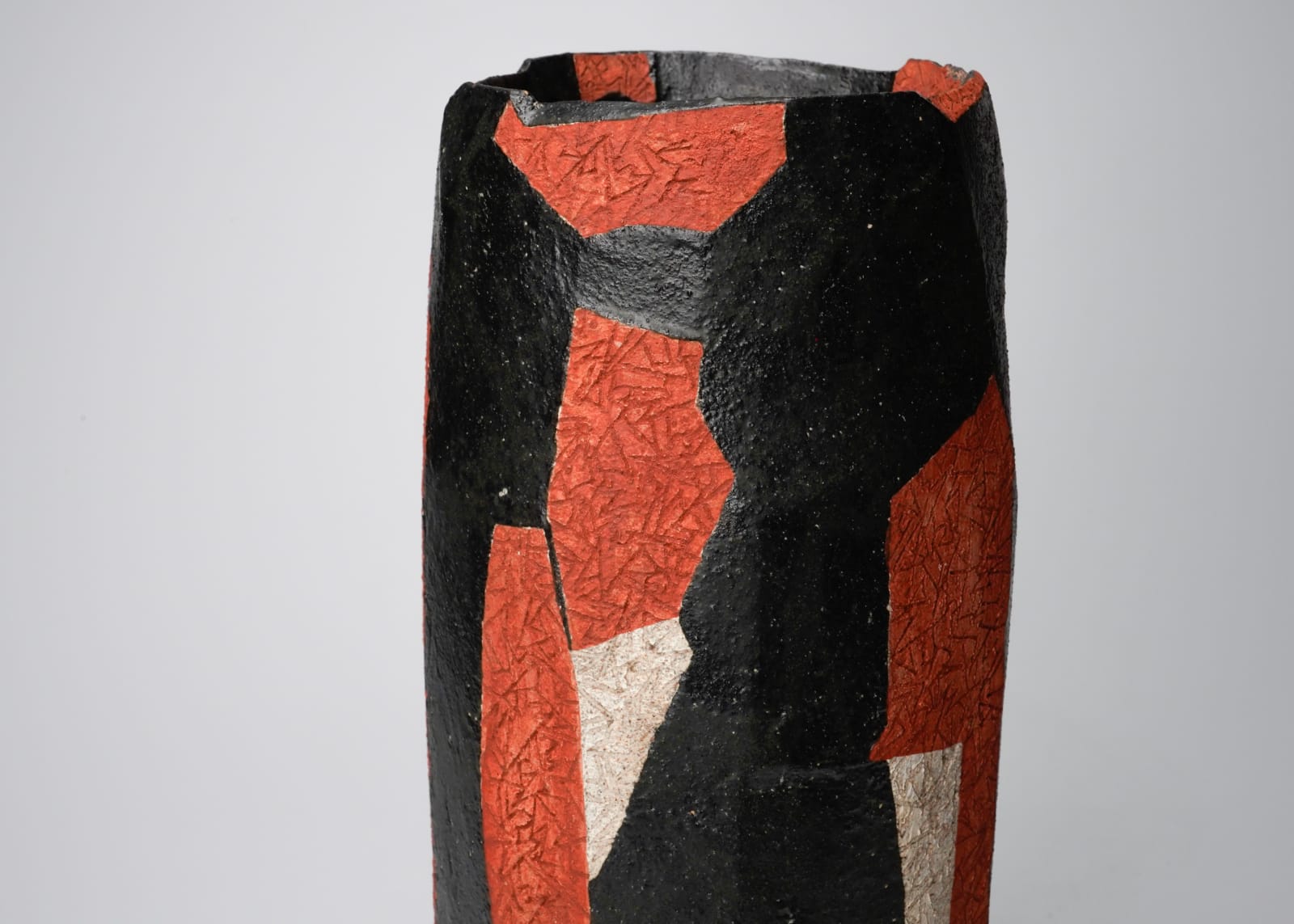 Wada Morihiro 和太守卑良, Black-Glazed Faceted Columnar Vase with Red and White Textured Abstract Patterns, Seki-Sai-Ki 赤彩器, ca. 1998
