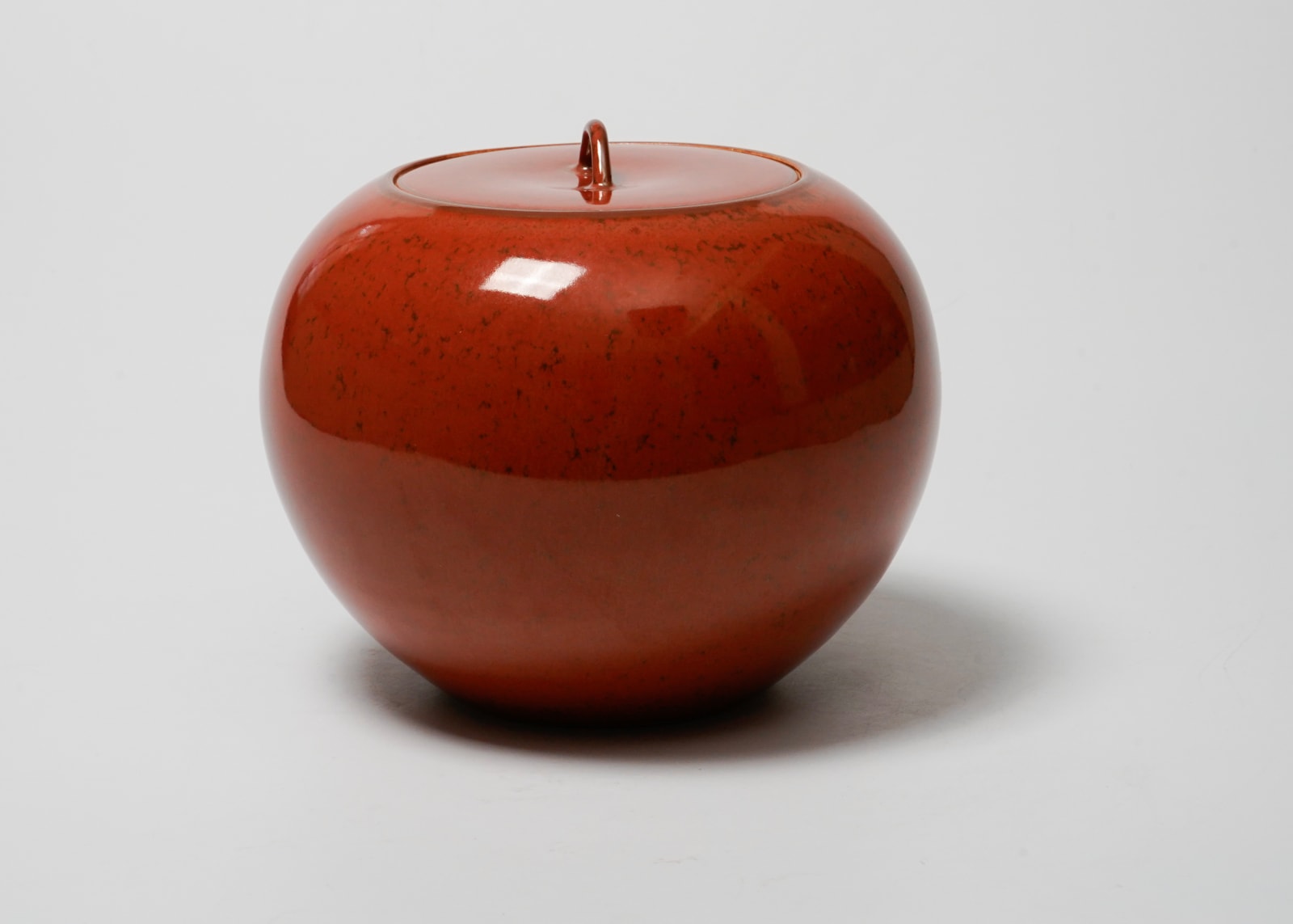 Hisada Shigeyoshi 久田重義, Porcelain Water Jar with shu tenmmoku glaze 朱天目水指
