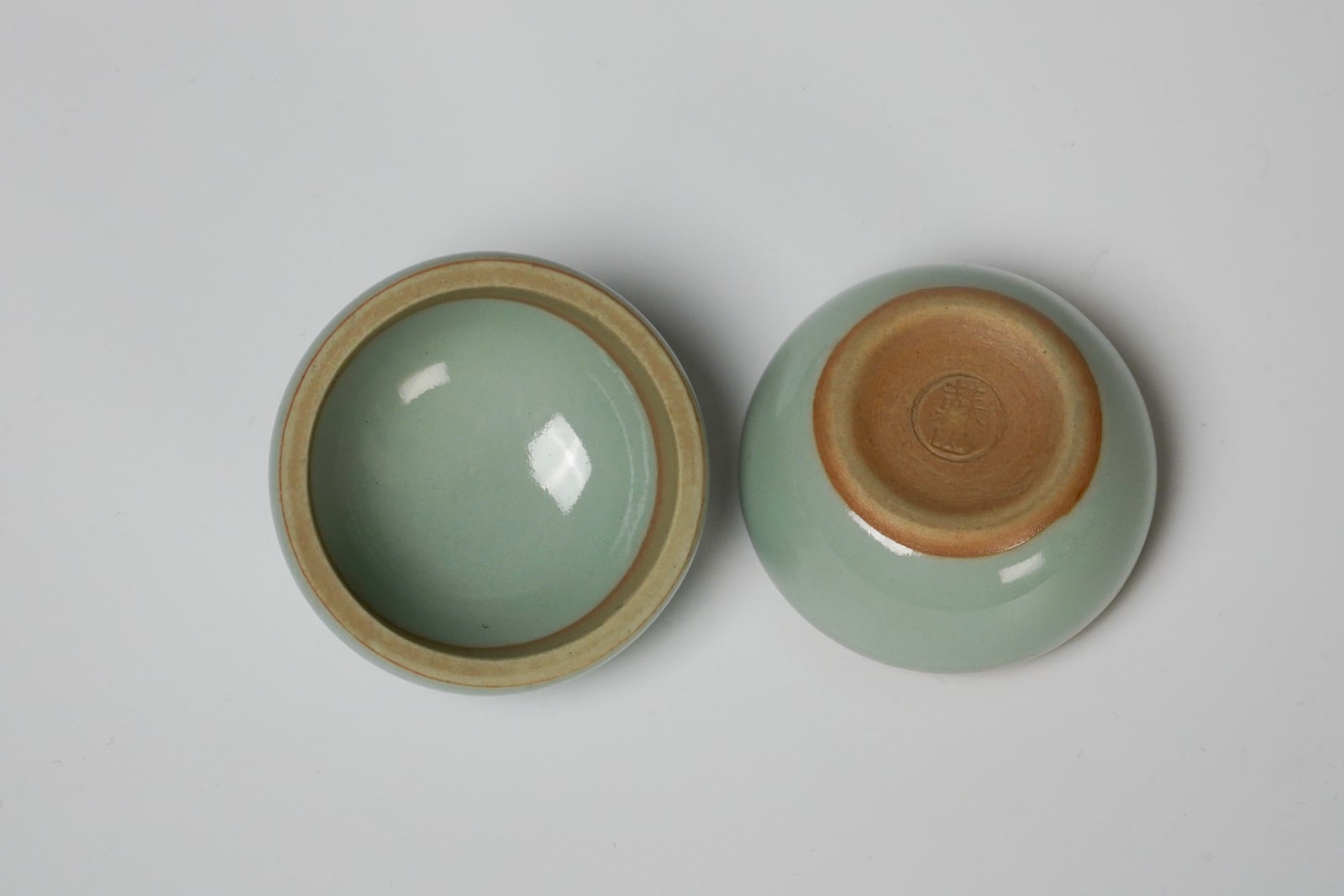zoe11　大石督幸造　灰釉彩　肩衝茶入　共箱 A small lobed doucai 'Three Friends of Winter' bottle vase