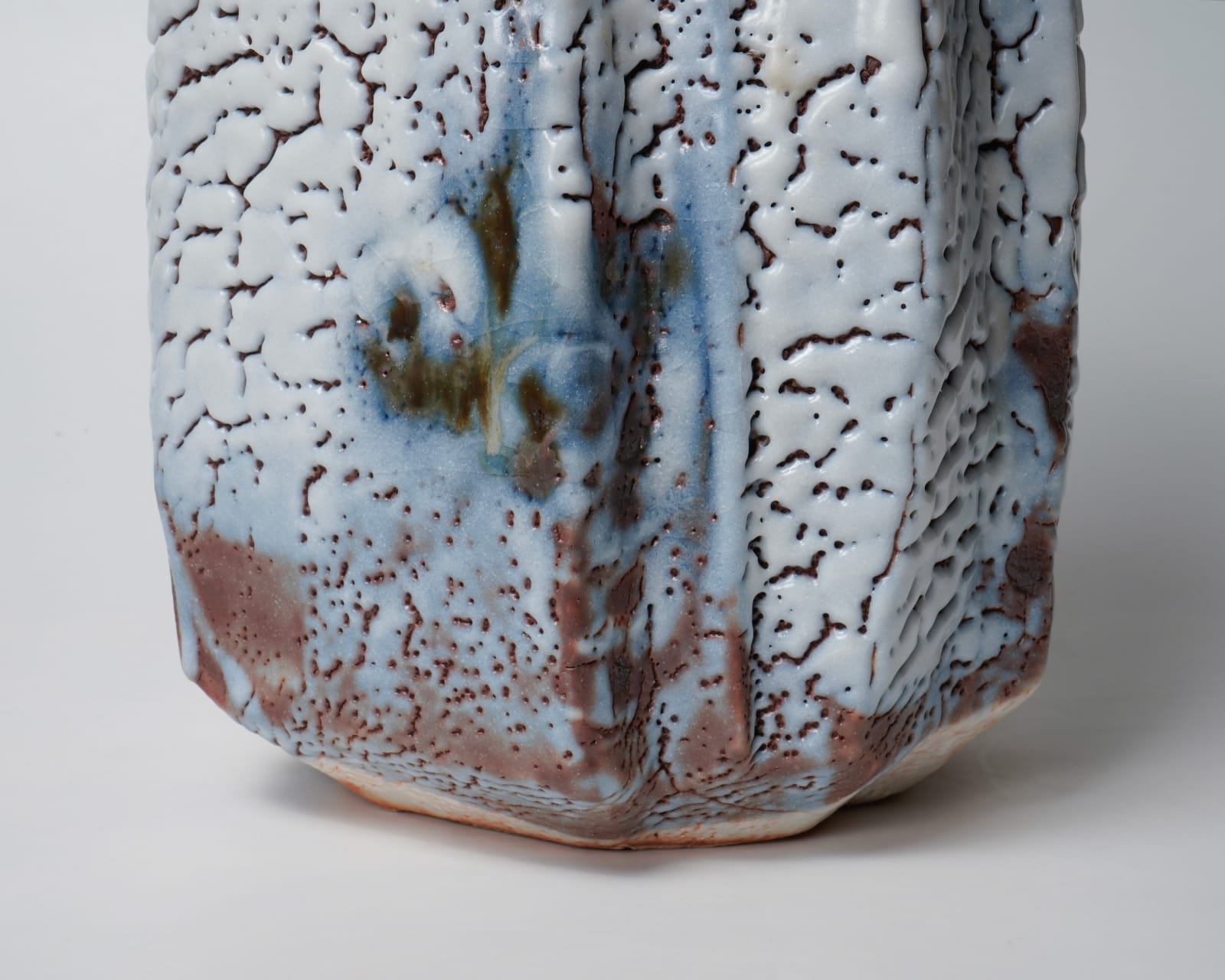 KATO Toyohisa 加藤土代久, Gray Shino Flower Vessel 鼠志野