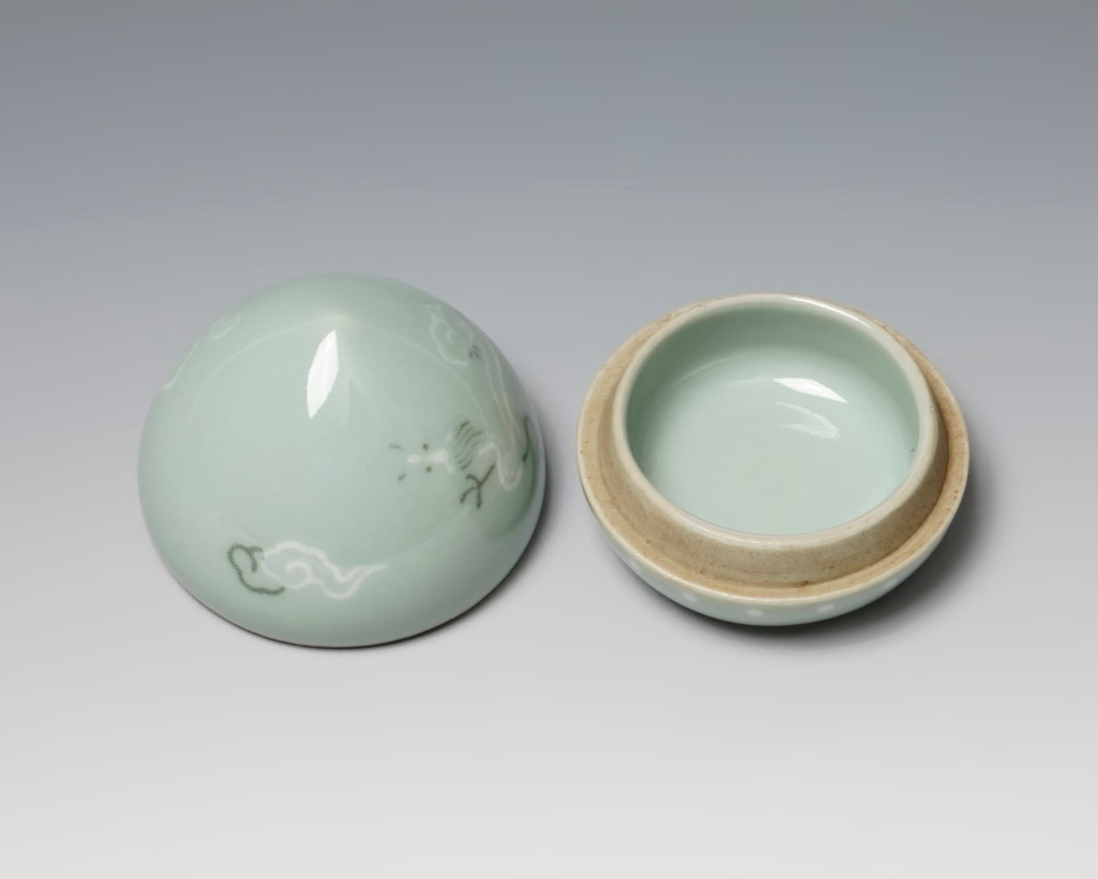 SUWA Sozan II 諏訪蘇山二代, Incense Container with Dragon Motif 青磁龍香合