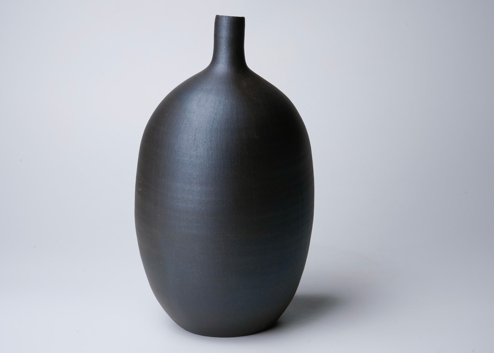 Yagi Kazuo 八木一夫, Black flower vase 黒陶黒い壺花器