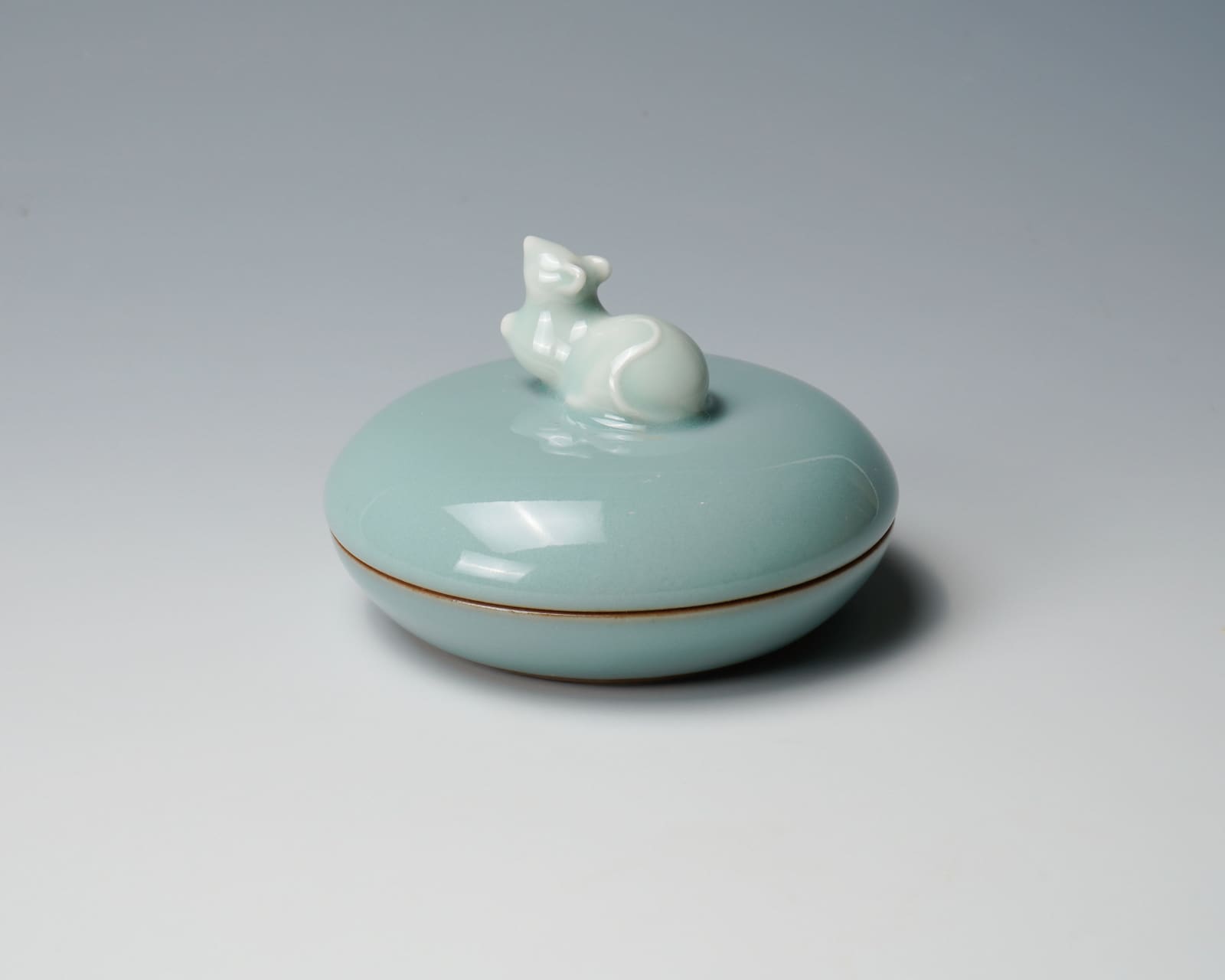 SUWA Sozan Ⅲ 三代 諏訪 蘇山, Incense Container with Mouse青瓷干支子 香盒