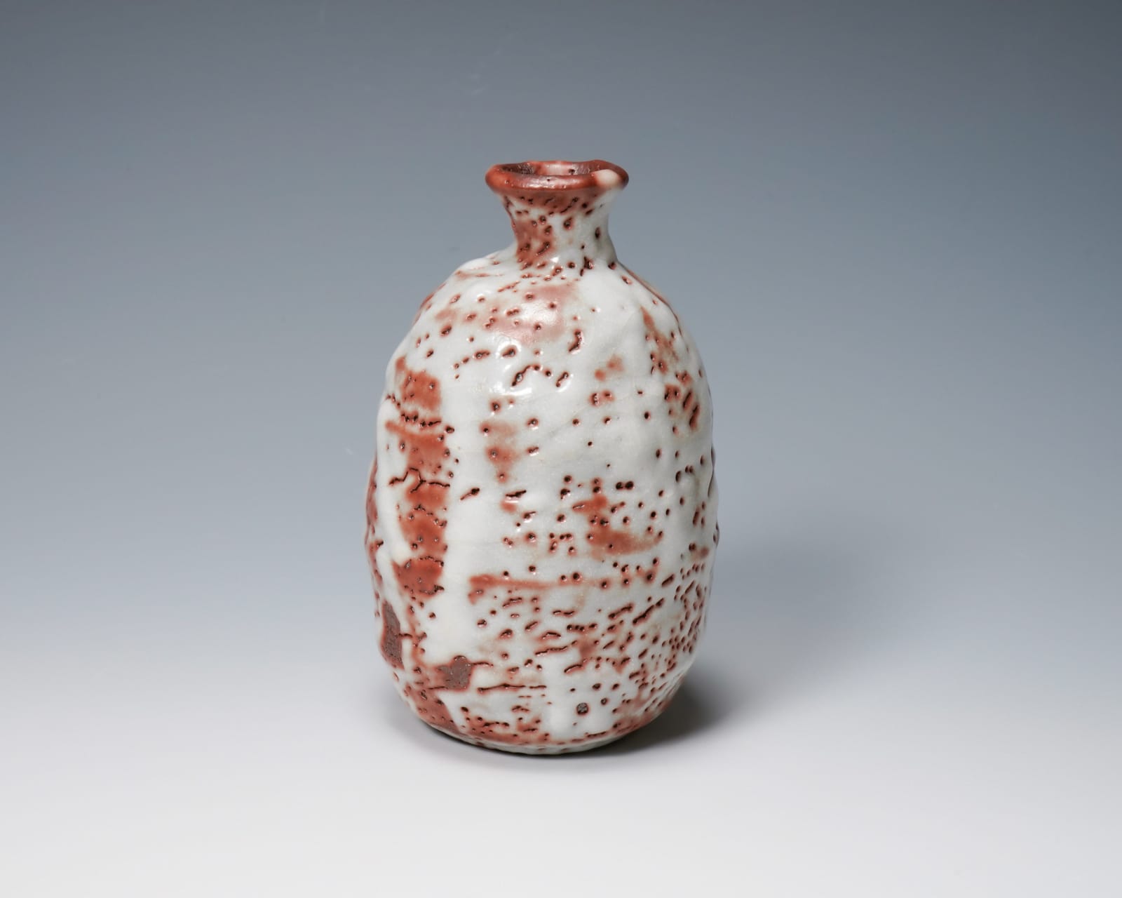 Tamaoki Yasuo 玉置保夫, Red shino sake bottle 赤志野徳利
