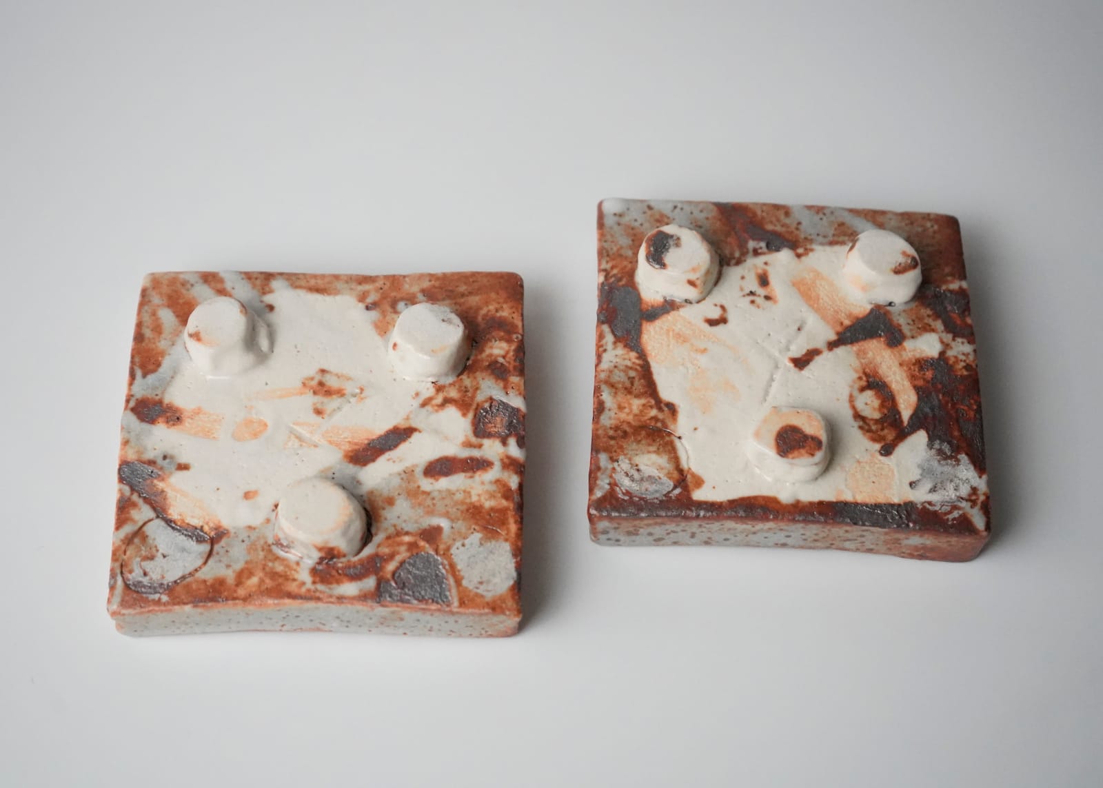 Yamaguchi Makoto 山口真人, Gray Shino Plate 鼠志野皿, 2022