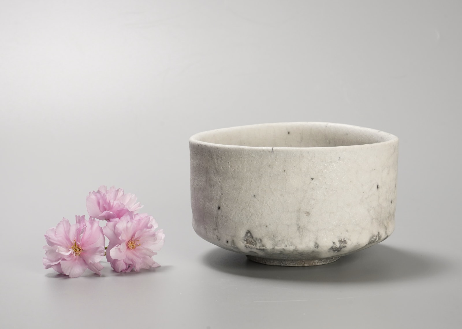 Tsujimura Yui 辻村唯, White Shino Teabowl with Ash Glaze 白志野筒茶盌