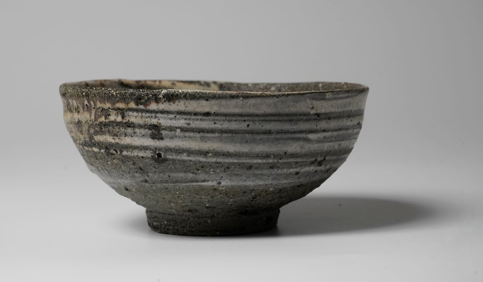 Tsujimura Yui 辻村唯, Teabowl with brushed markings 刷毛目茶盌
