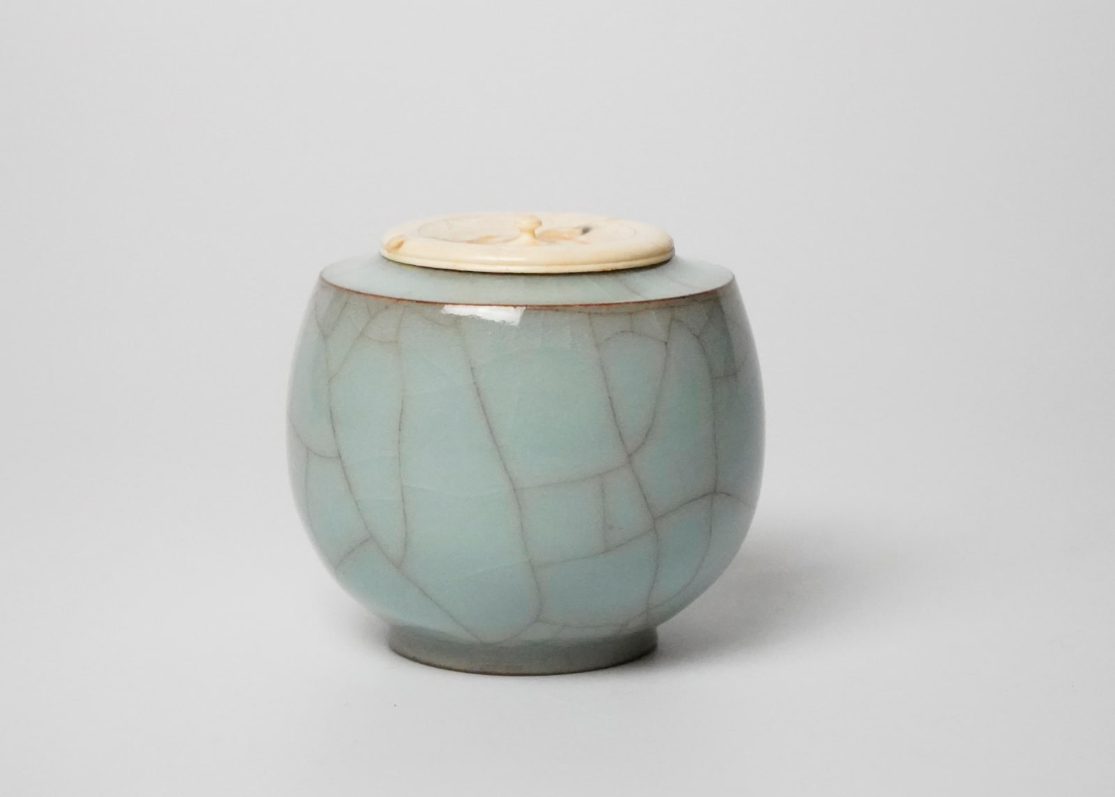 Miura Koheiji 三浦小平二, LNT, Celadon Tea Jar with Cover, 青磁香炉