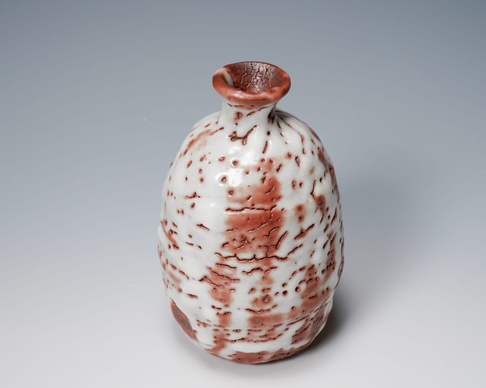 Tamaoki Yasuo 玉置保夫, Red shino sake bottle 赤志野徳利