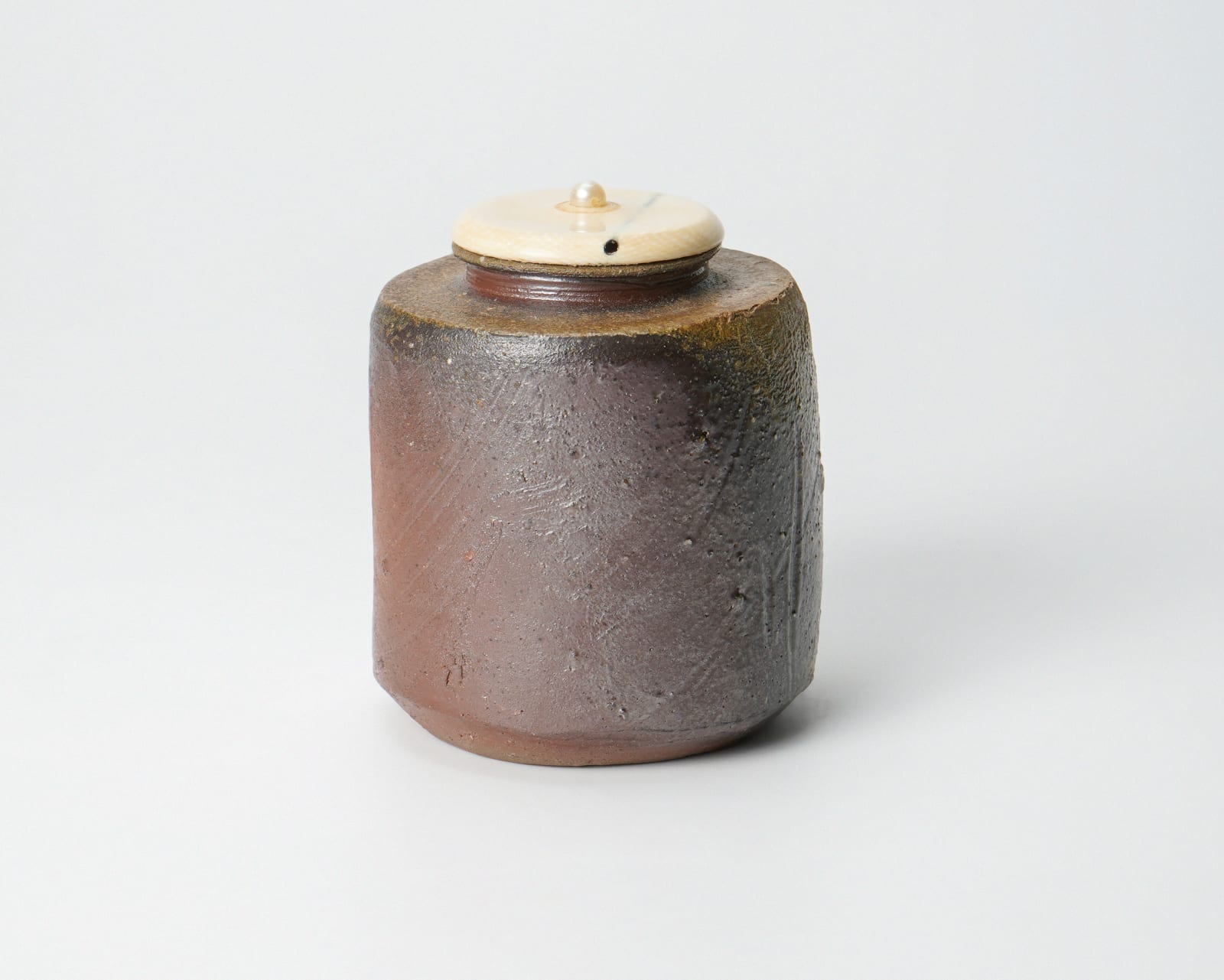 Isezaki Jun 伊勢崎淳, Bizen tea caddy 備前肩衛茶入