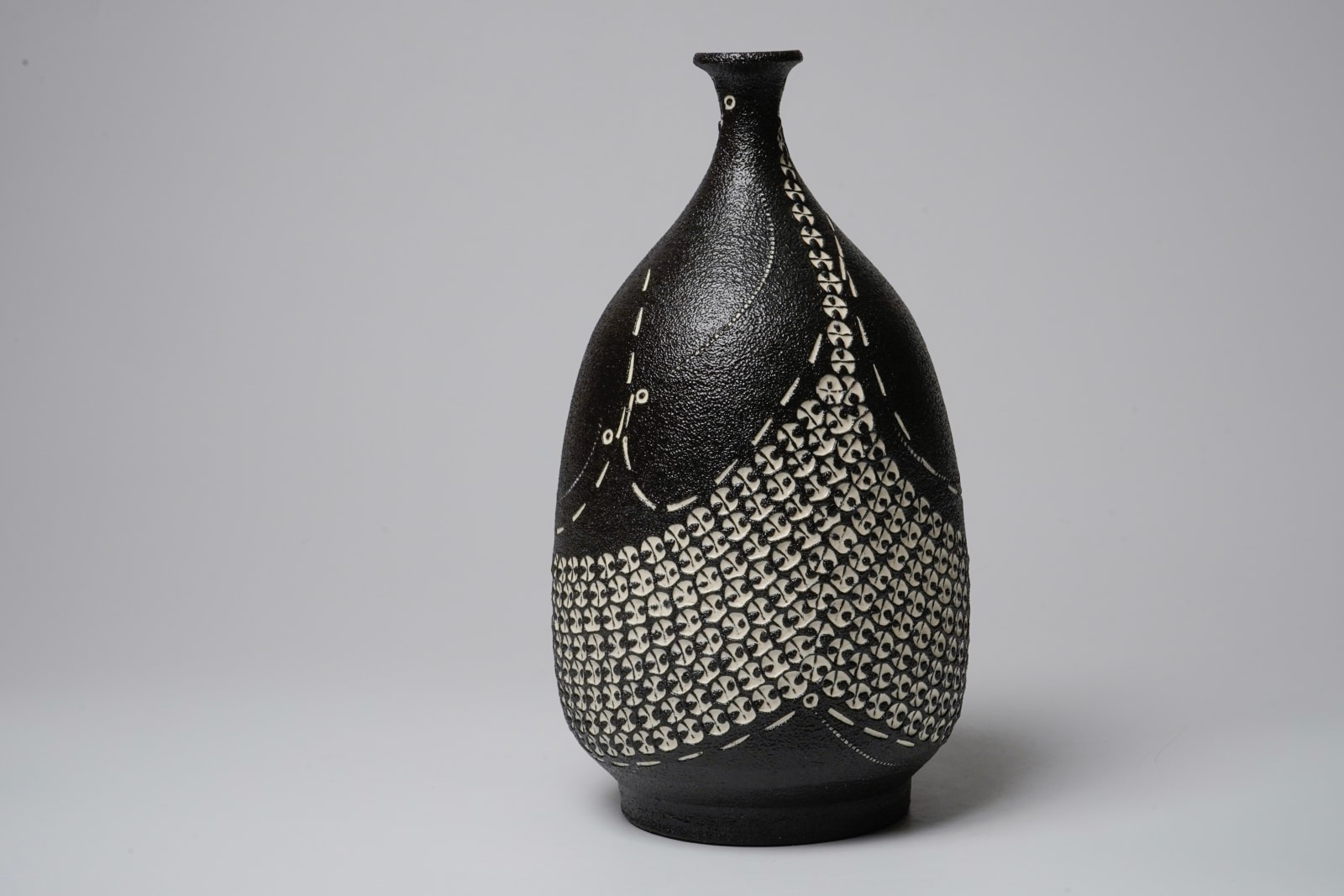 Kondo Yutaka 近藤豊, Flower Vase with Slip Stencil