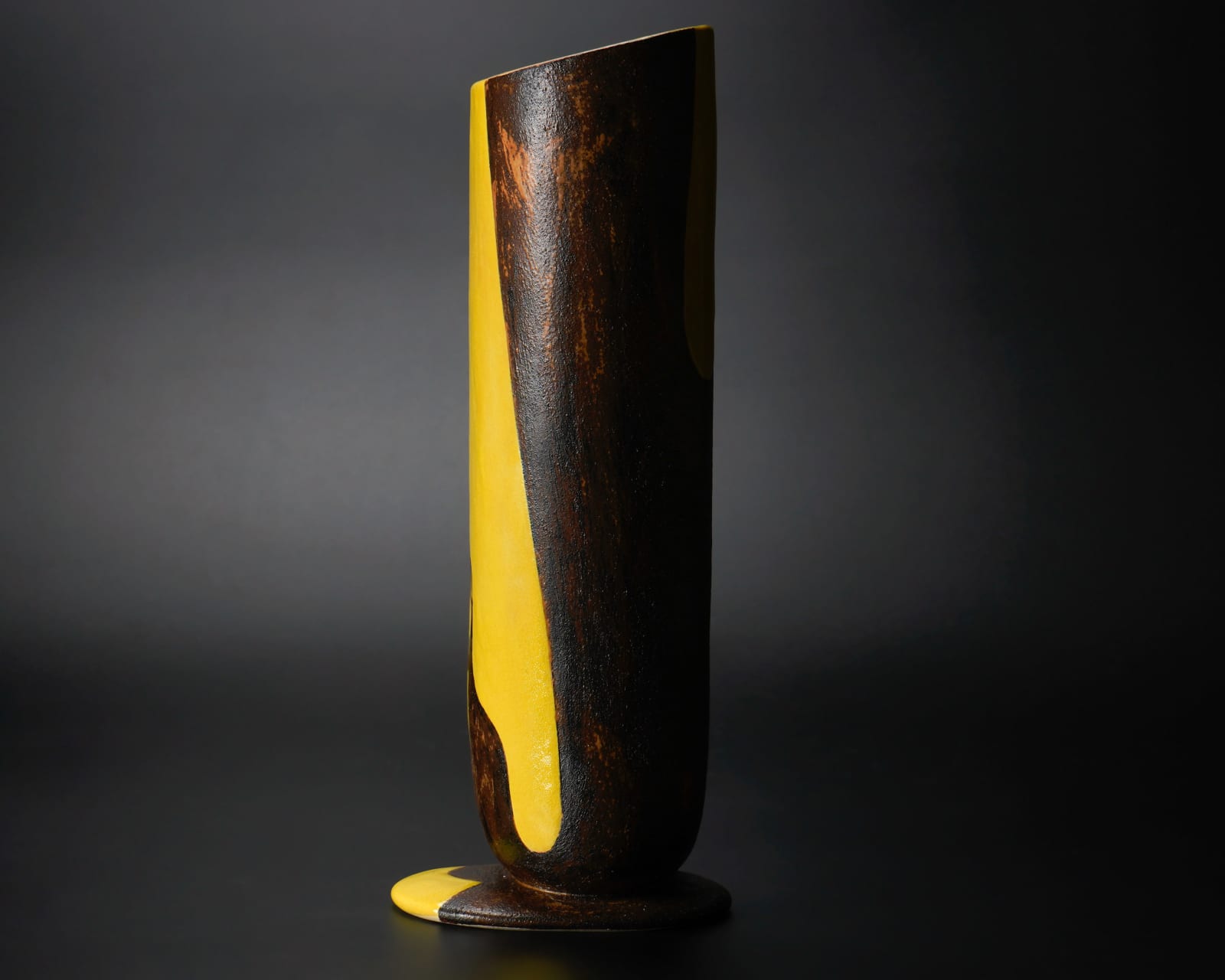 Yanagihara Mutsuo 柳原睦夫, Cylindrical boot-shaped vase with yellow oribe glaze キオリベ長筒花瓶, 1992