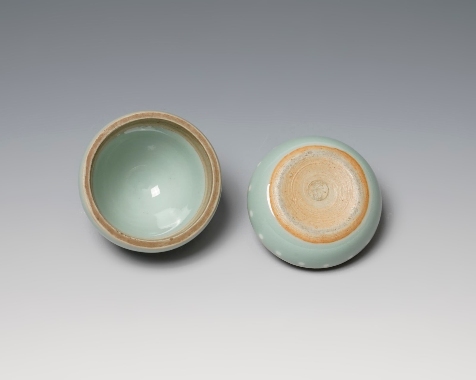 SUWA Sozan II 諏訪蘇山二代, Incense Container with Dragon Motif 青磁龍香合