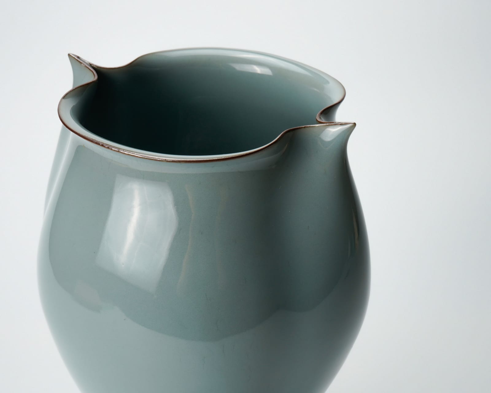 Kawase Shinobu 川瀬 忍, Celadon jar “Jin-cho (penguin)”, 1996