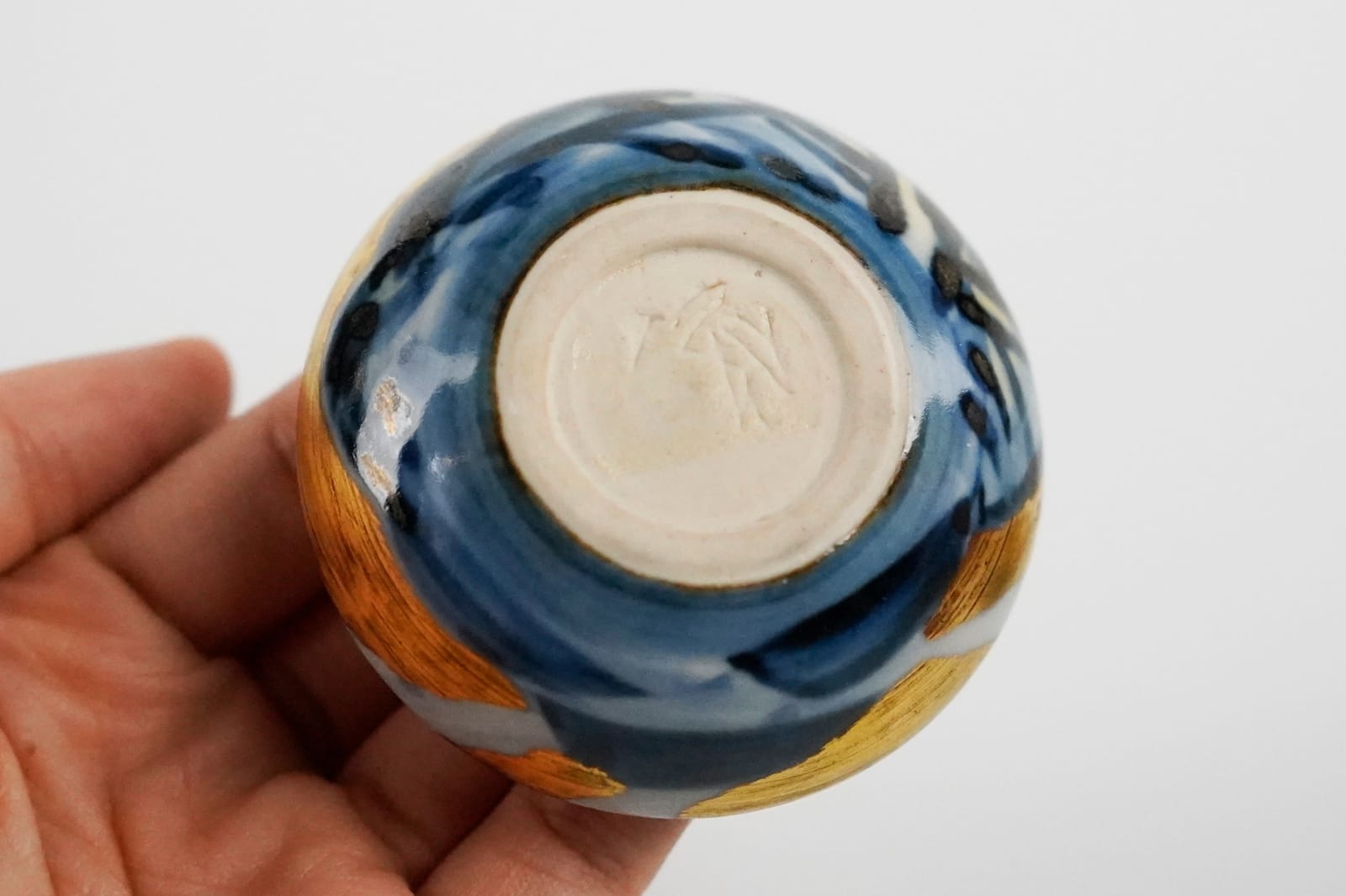 Kondo Yuzo 近藤悠三, Blue and White Box with Gold Overglaze showing a Mountain Range Scene 山染付金彩香合, 1980's