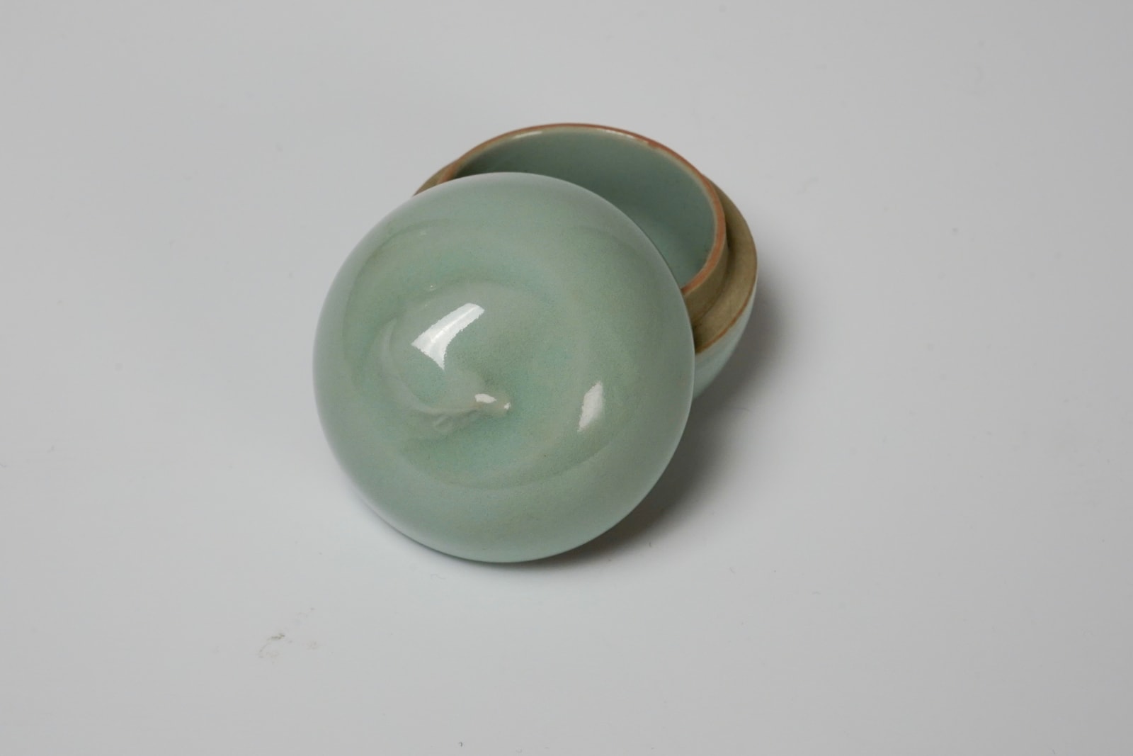 SUWA Sozan II 諏訪蘇山二代, Incense Container with Ox Motif 青磁牛香合