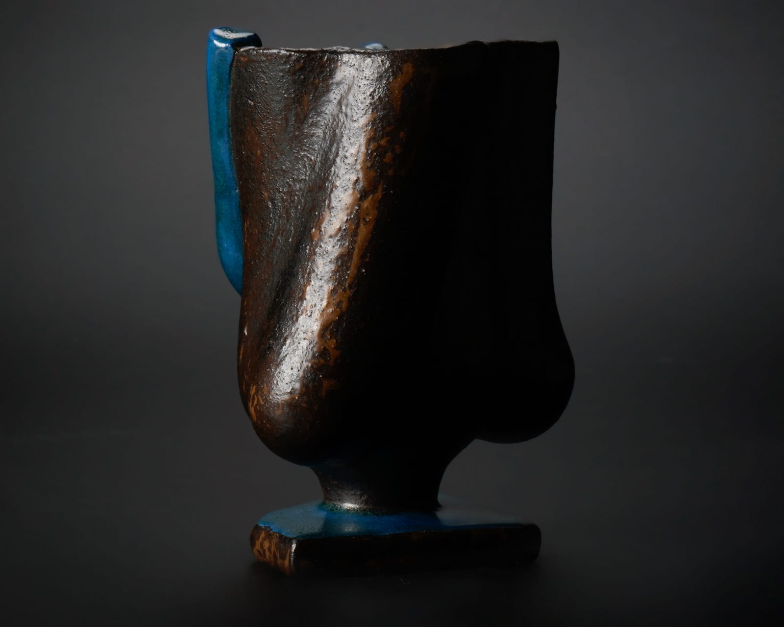 Yanagihara Mutsuo 柳原睦夫, Topological Vessel (standing vase with azure glaze) 碧釉トポロ立壺, 2018