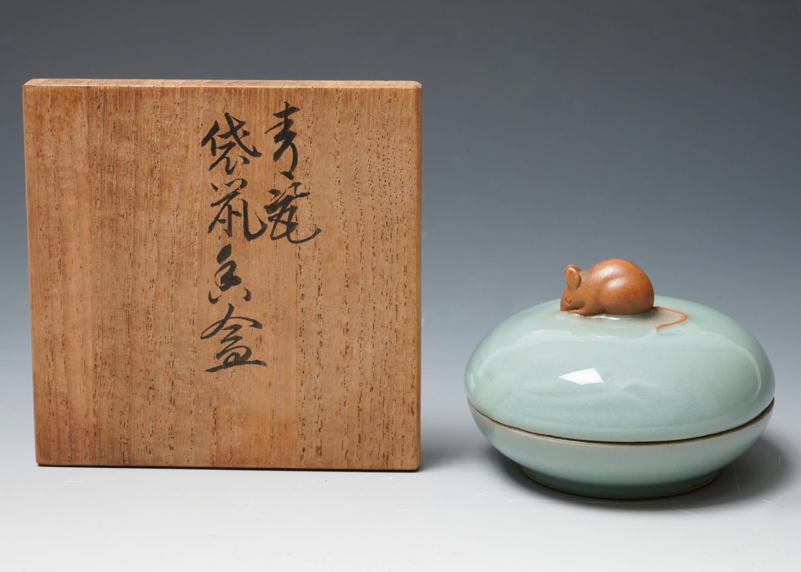 SUWA Sozan II 諏訪蘇山二代, Incense Container with Rat 青磁袋鼠香合