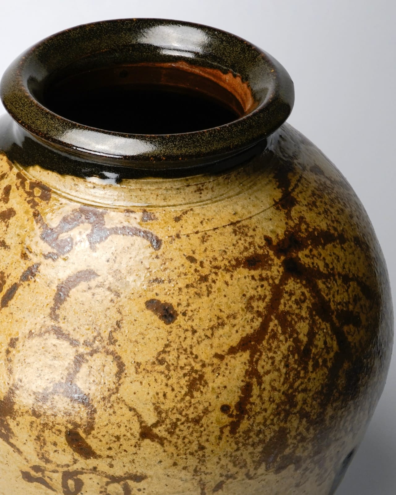 Murata Gen 村田 元, Ash Glazed Iron Jar with Grape Drawing 灰釉葡萄文壺