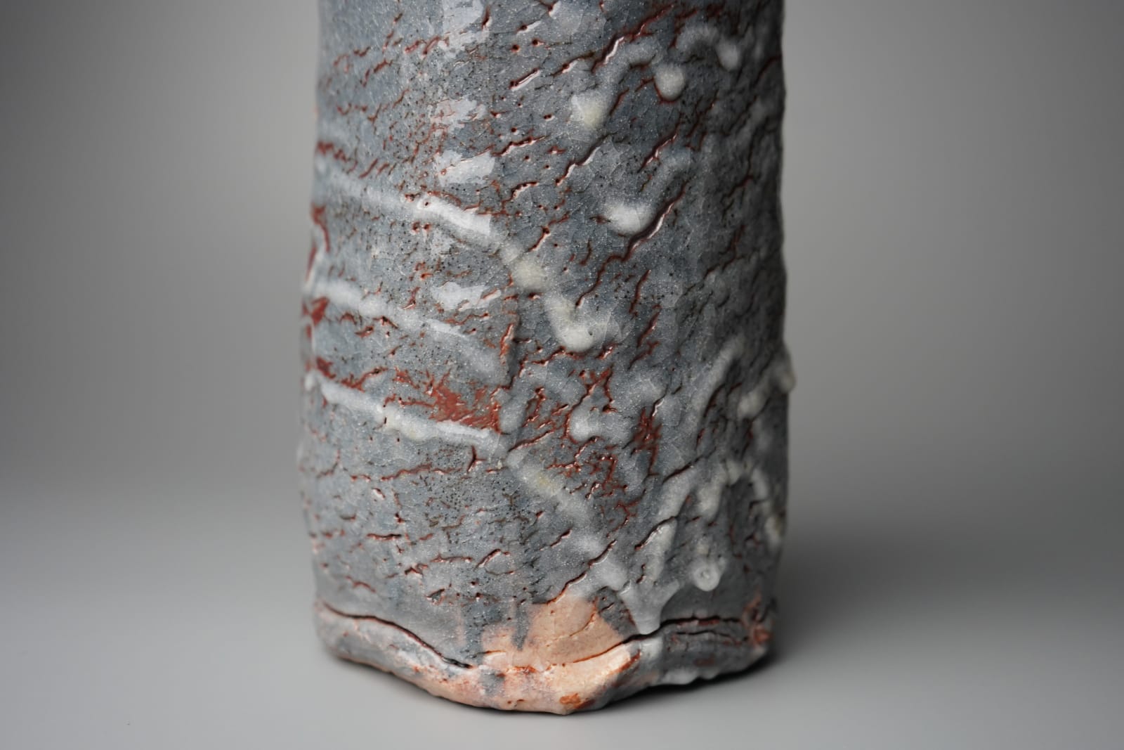 Wakao Toshisada 若尾利貞, Gray Shino "Hanging" Flower Vase 鼠志野花生