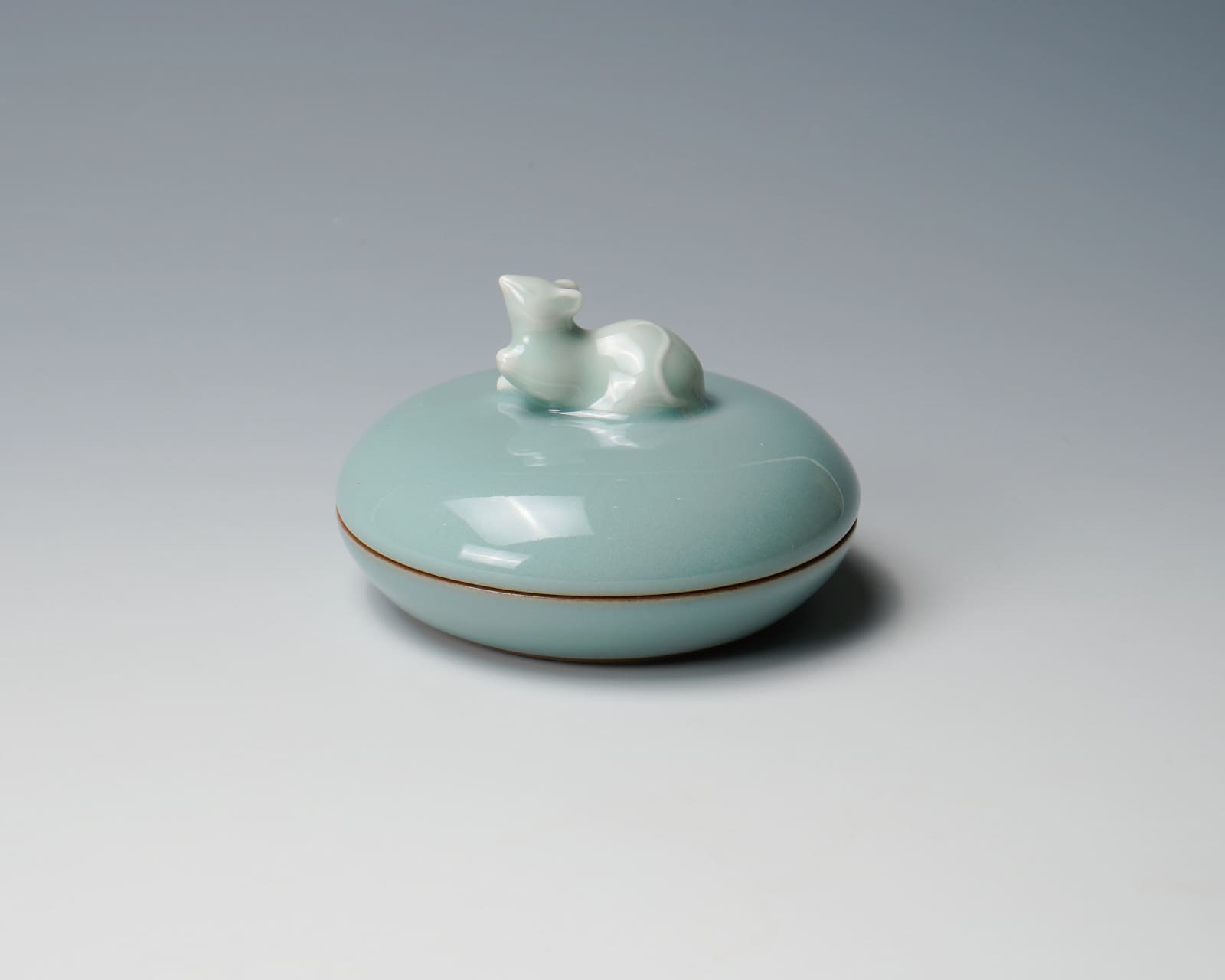 SUWA Sozan Ⅲ 三代 諏訪 蘇山, Incense Container with Mouse青瓷干支子 香盒