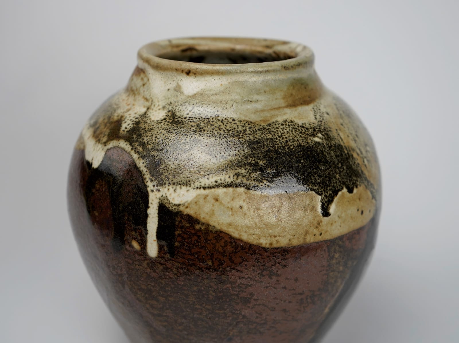 Murata Gen 村田 元, Jar, White and Black Over Persimmon Glaze 柿釉白黒文壺, 1970’s