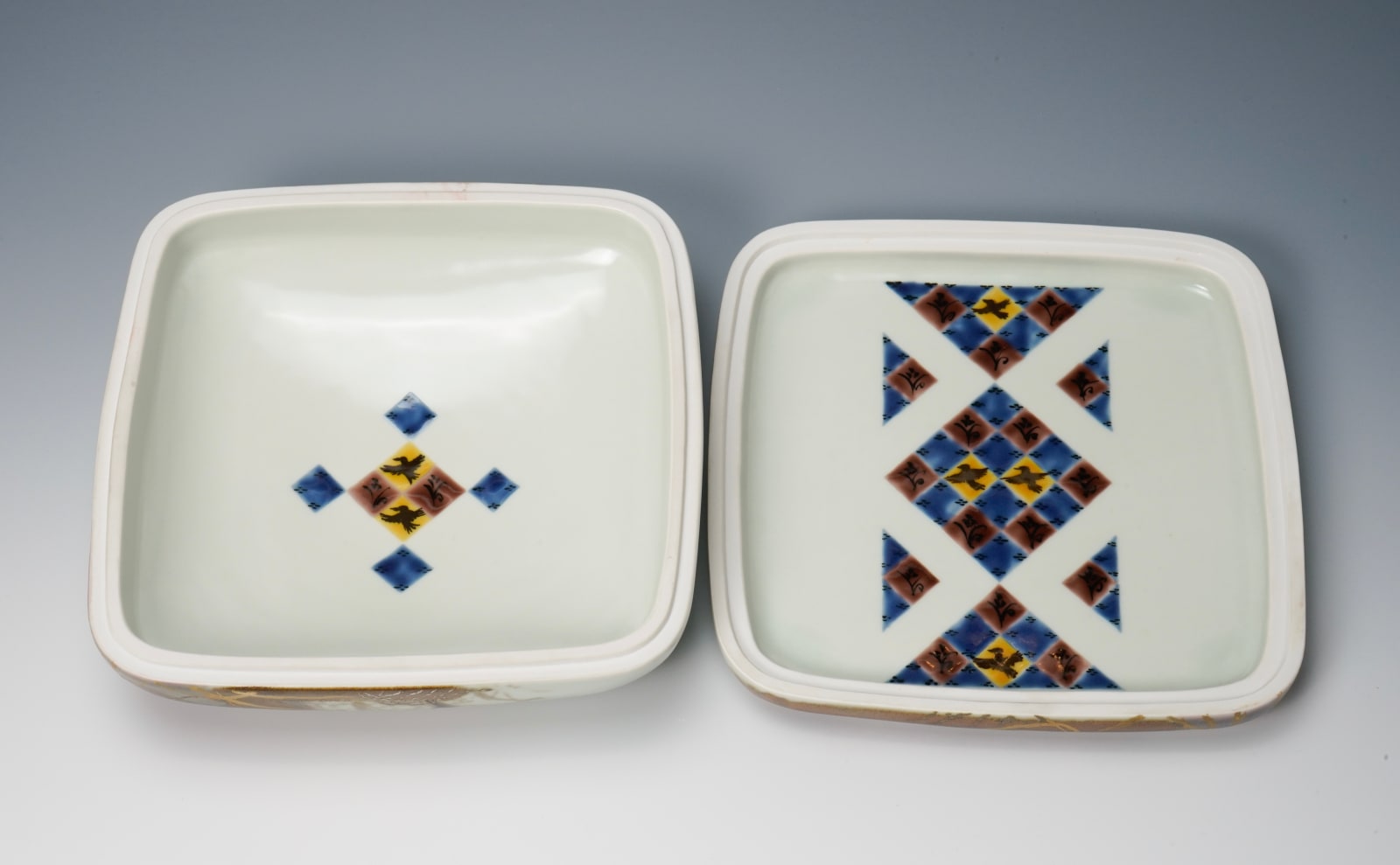 FUJIMOTO YOSHIMICHI (NŌDŌ) 藤本能道, Covered box with colored glazes and overglaze enamels, depicting a crow nesting on branches 蛤形四角筥