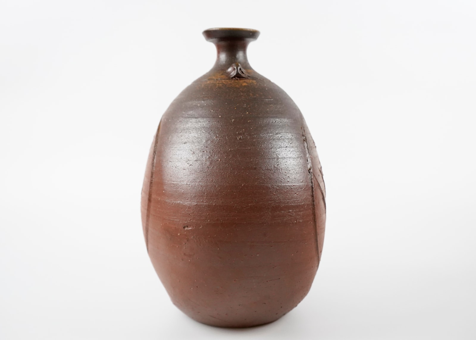 Fujiwara Yu 藤原雄, Bizen Tokkuri Shaped Bottle With Grass Incision 備前擂座線文扁徳利