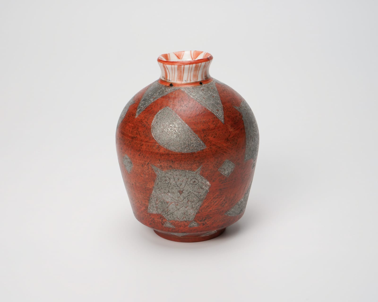 Maeda Masahiro 前田正博, Sake bottle with polychrome enamel (Iro-e) glaze and owl design, Set of 3 色絵金銀彩徳利