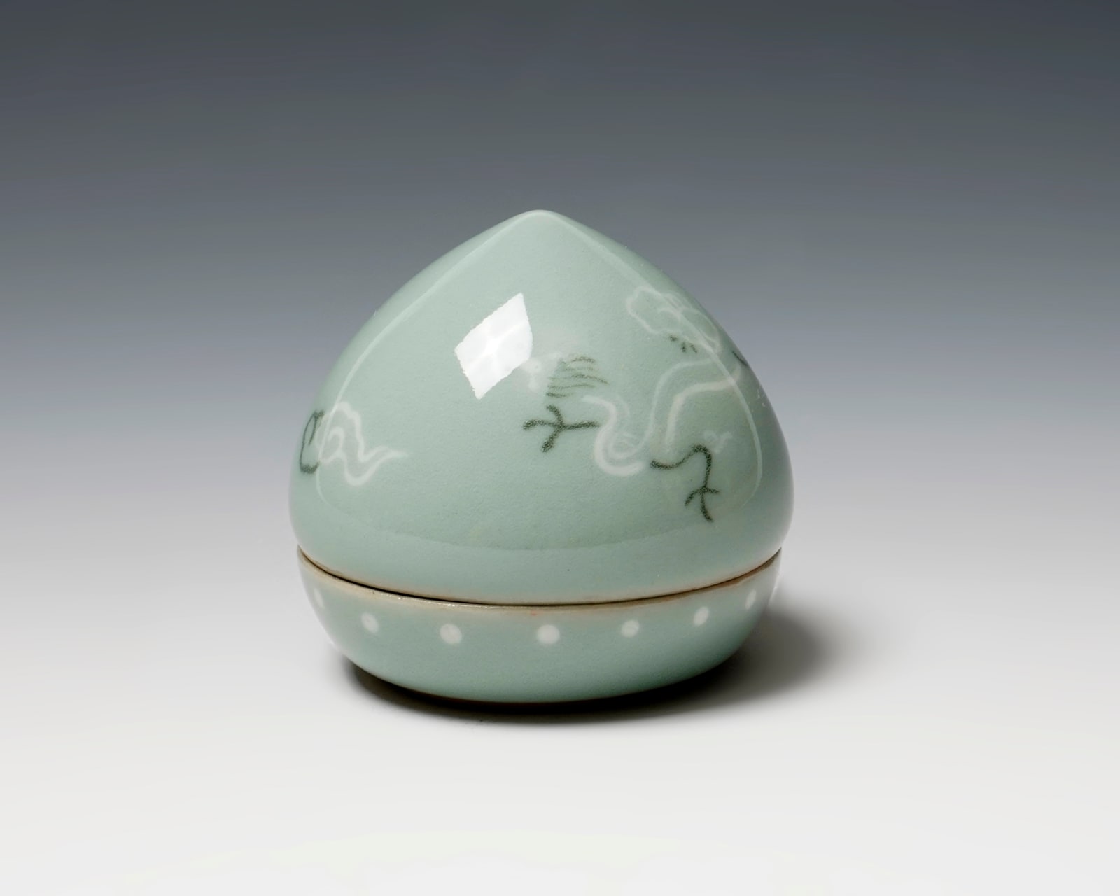 SUWA Sozan II 諏訪蘇山二代, Incense Container with Dragon Motif 青磁龍香合