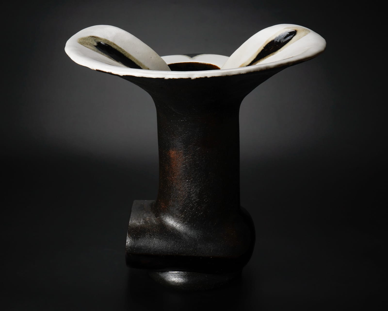 Yanagihara Mutsuo 柳原睦夫, Flower-eating Vessel (flared vessel with white glaze) 白釉 開く形, 2012