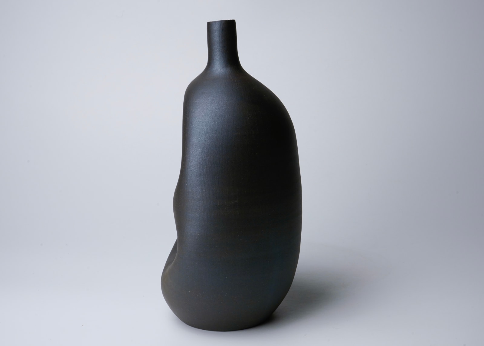 Yagi Kazuo 八木一夫, Black flower vase 黒陶黒い壺花器