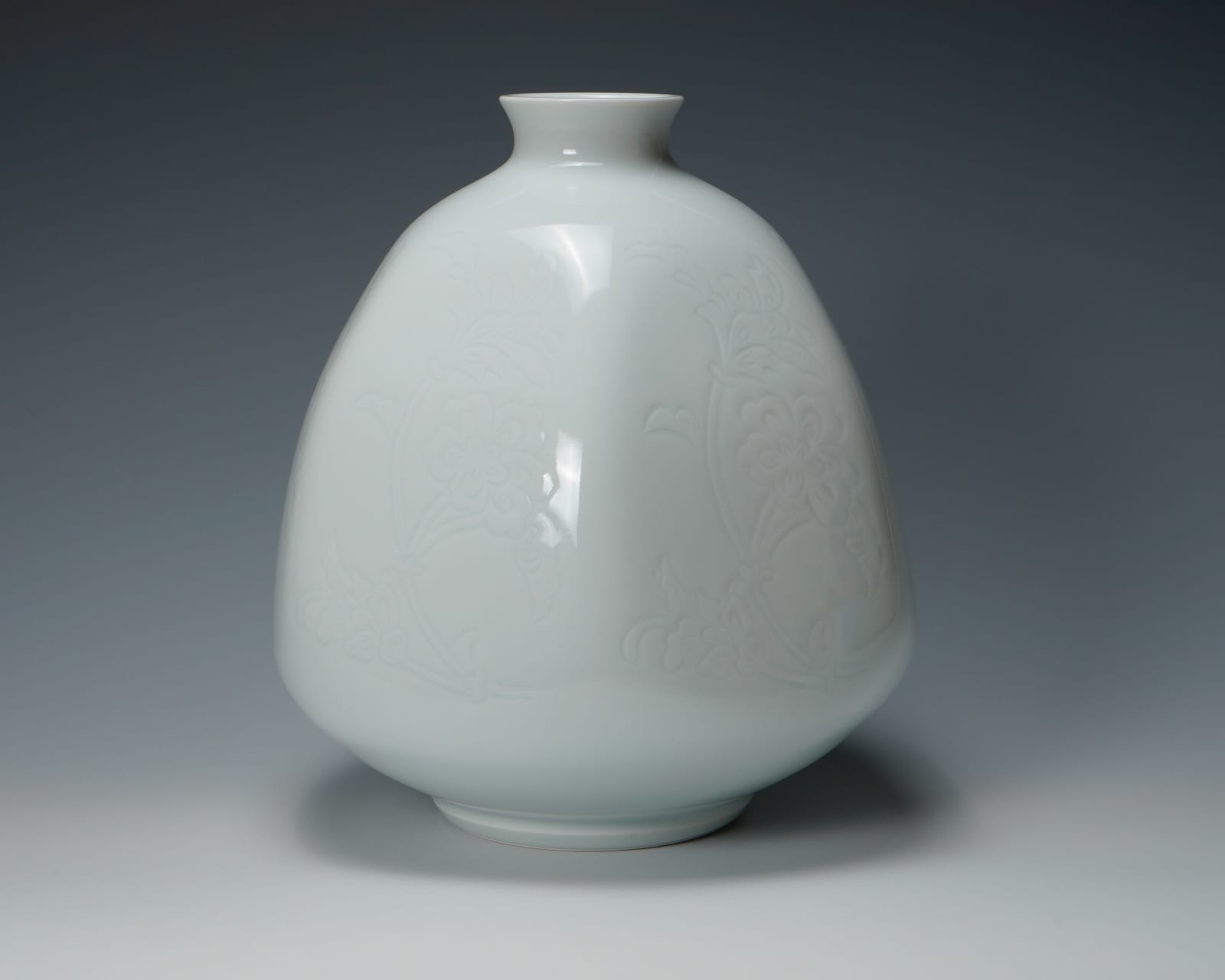Inoue Manji 井上萬二, Faceted white porcelain jar with incised peony motifs 白磁牡丹彫文面取