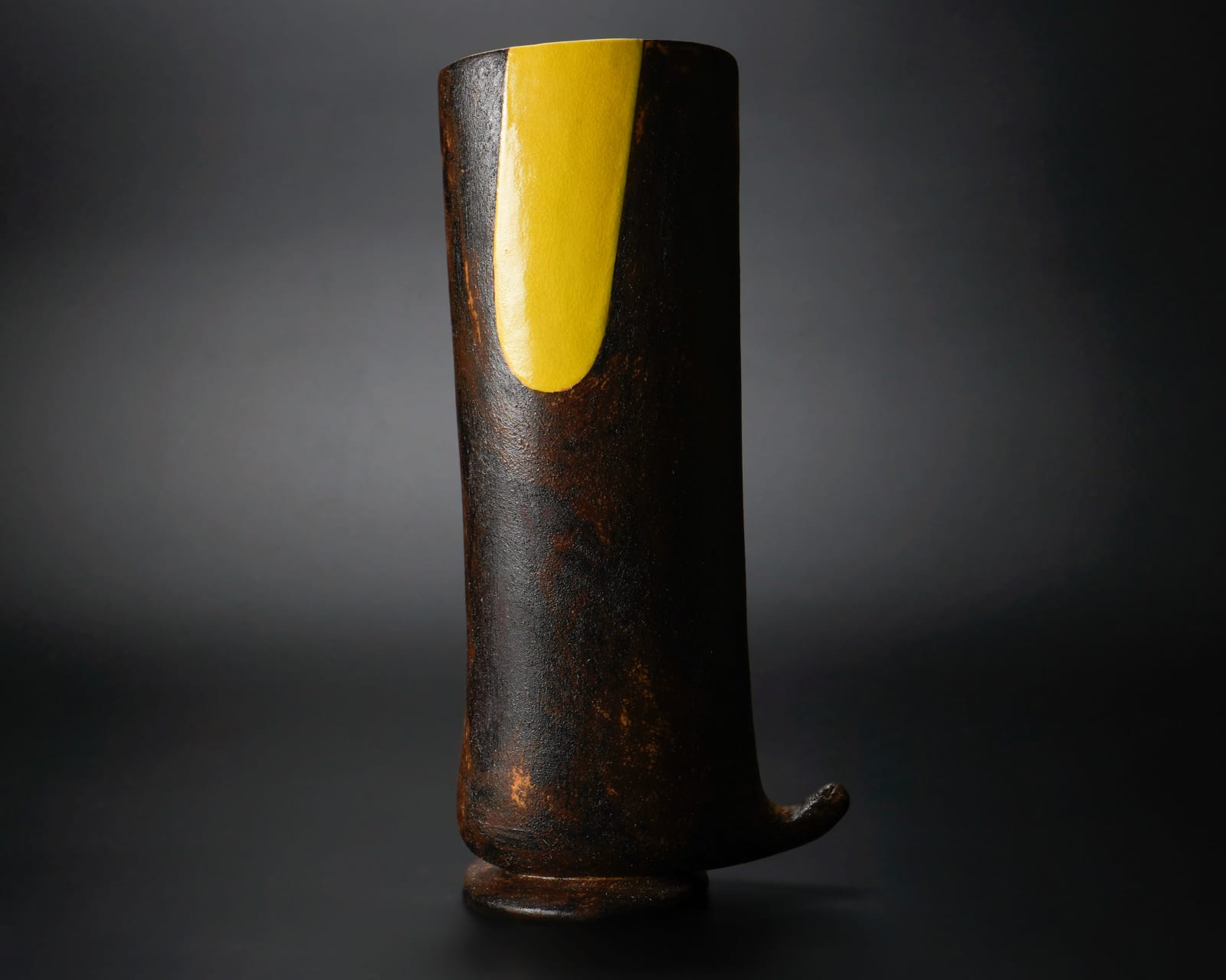 Yanagihara Mutsuo 柳原睦夫, Cylindrical boot-shaped vase with yellow oribe glaze キオリベ長筒花瓶, 1992