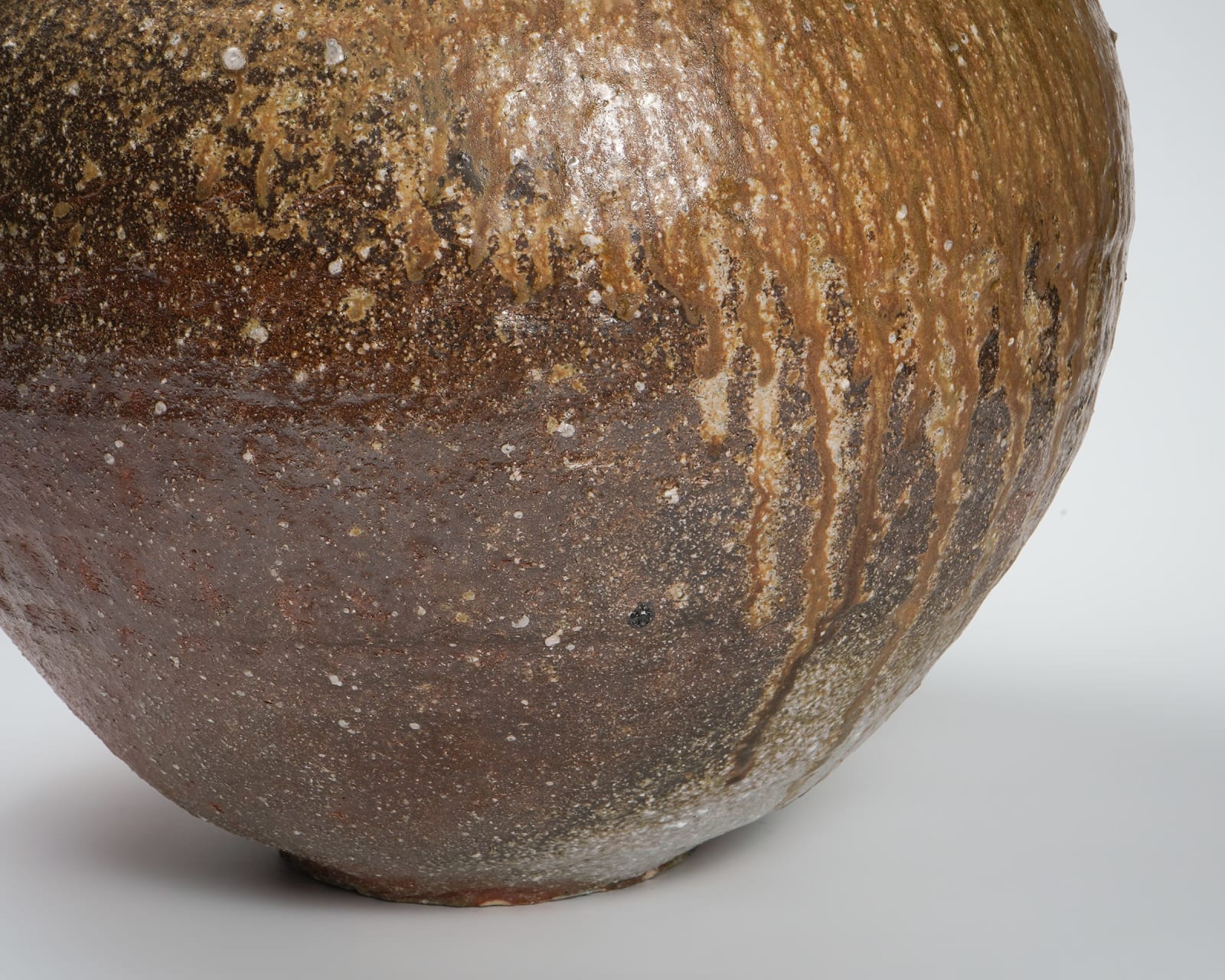 Kohara Yasuhiro 小原康裕, Large Shigaraki Jar, 2025