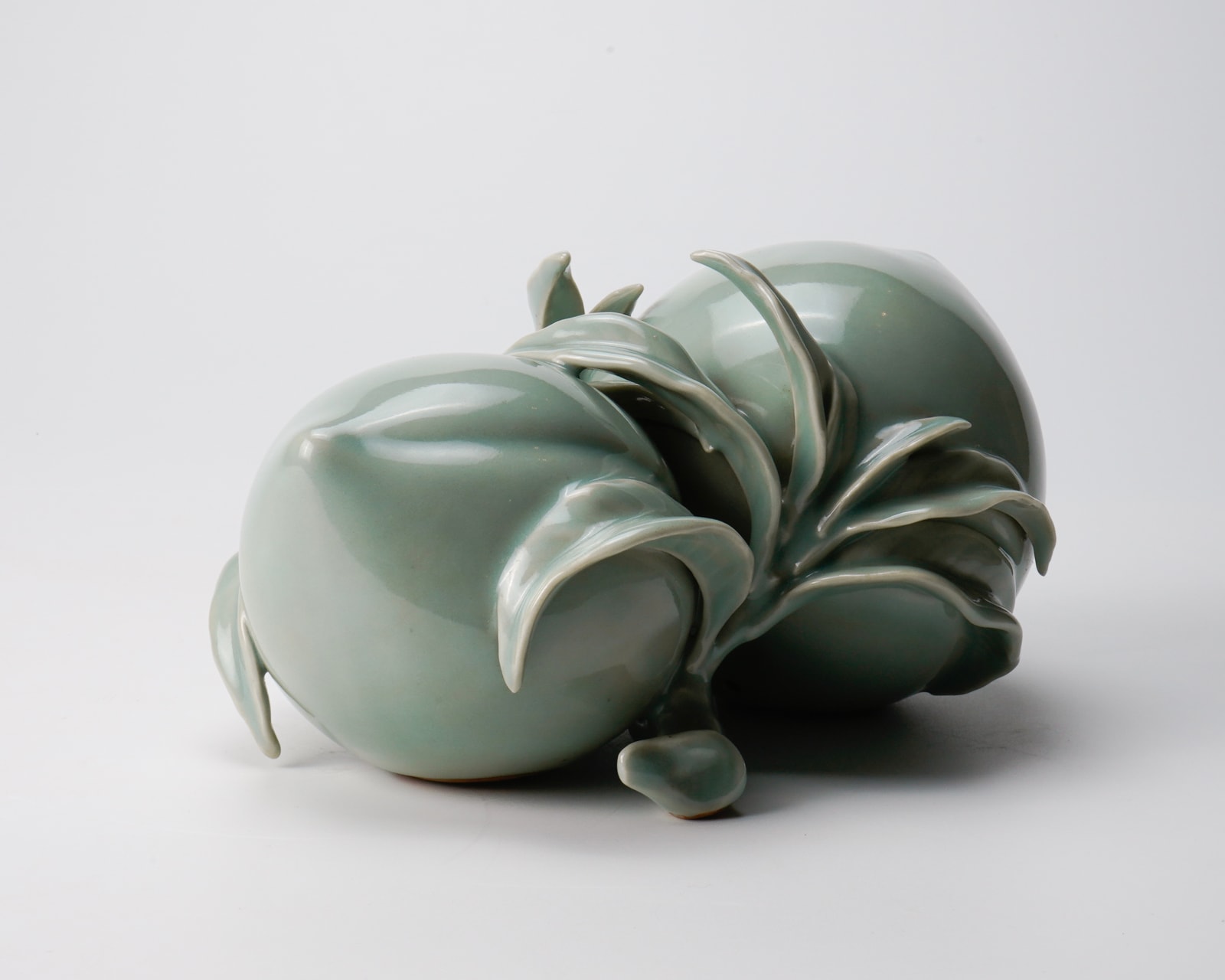 KUSUBE Yaichi 楠部彌弌, Peach shaped celadon ornament