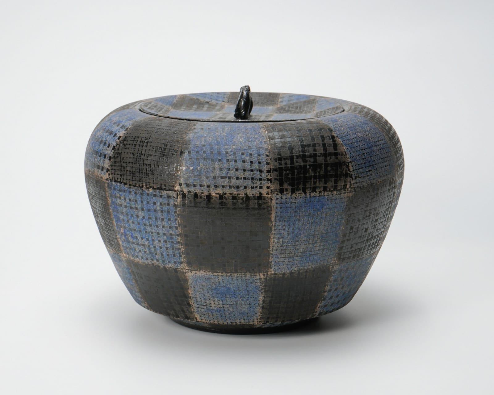 Maeda Masahiro 前田正博, Water jar with blue and silver pigments 色絵銀彩水指